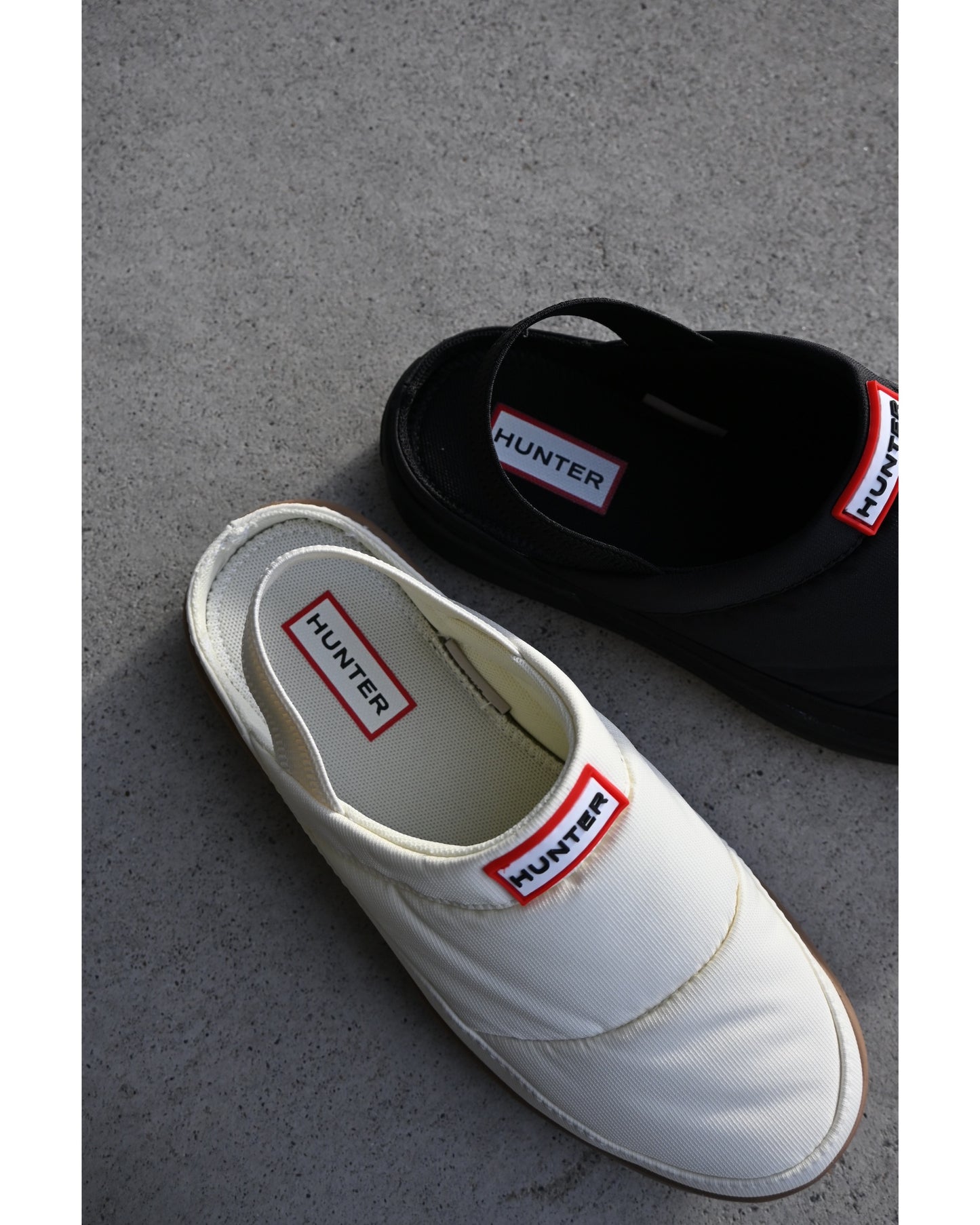 イン/アウト ヒールストラップスリッパ