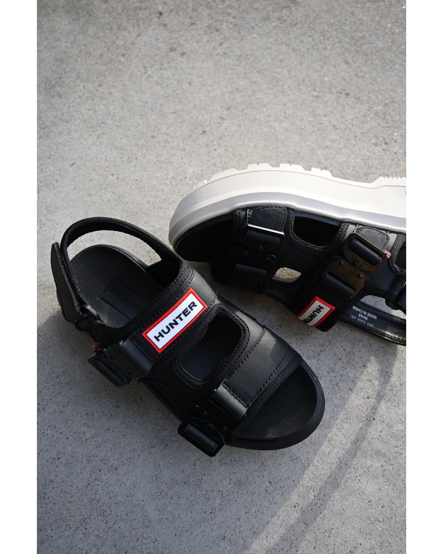 ユニセックス シティリベル ネオ レザー バックルサンダル