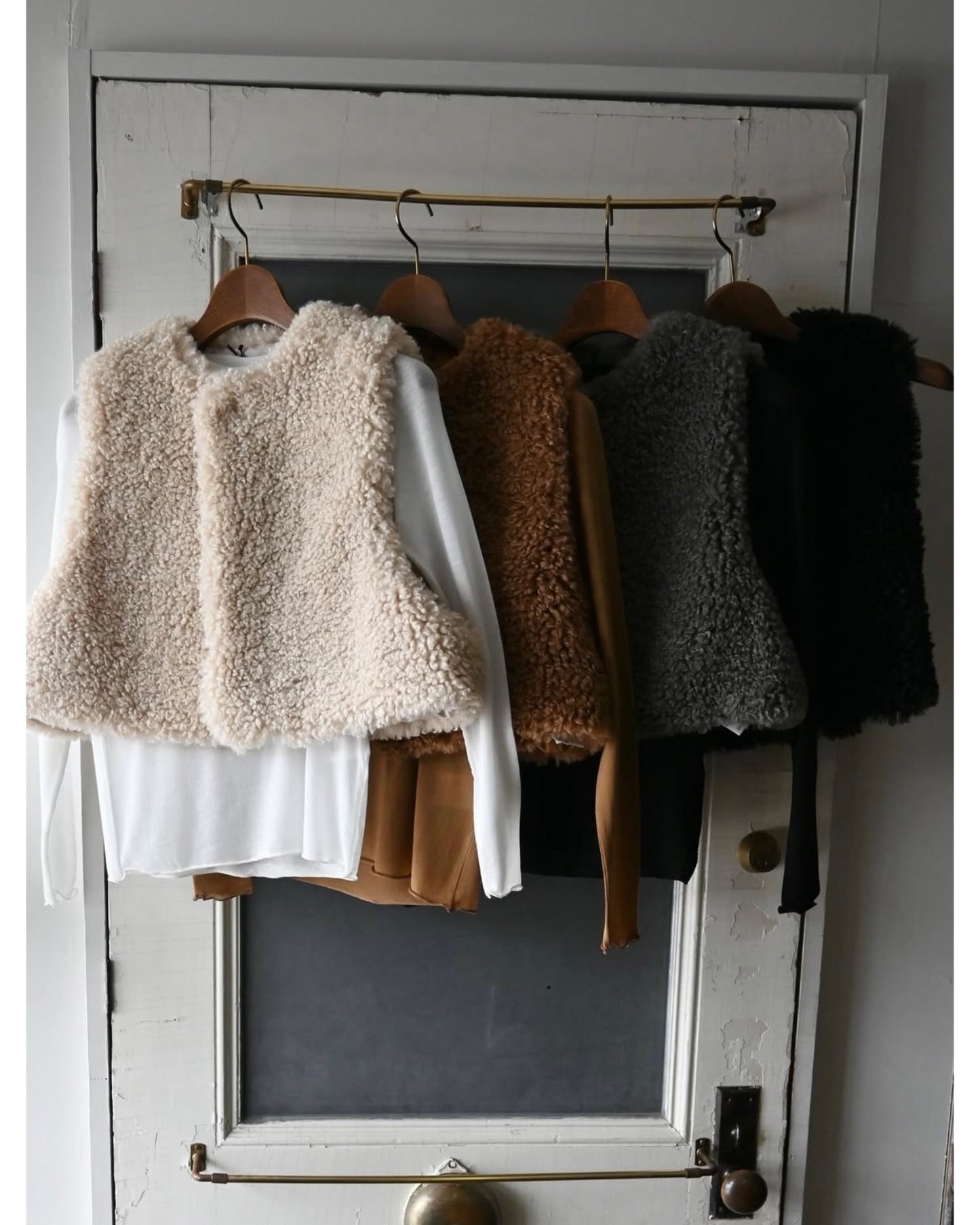 FAUX SHEARLING CROPPED VEST 17524