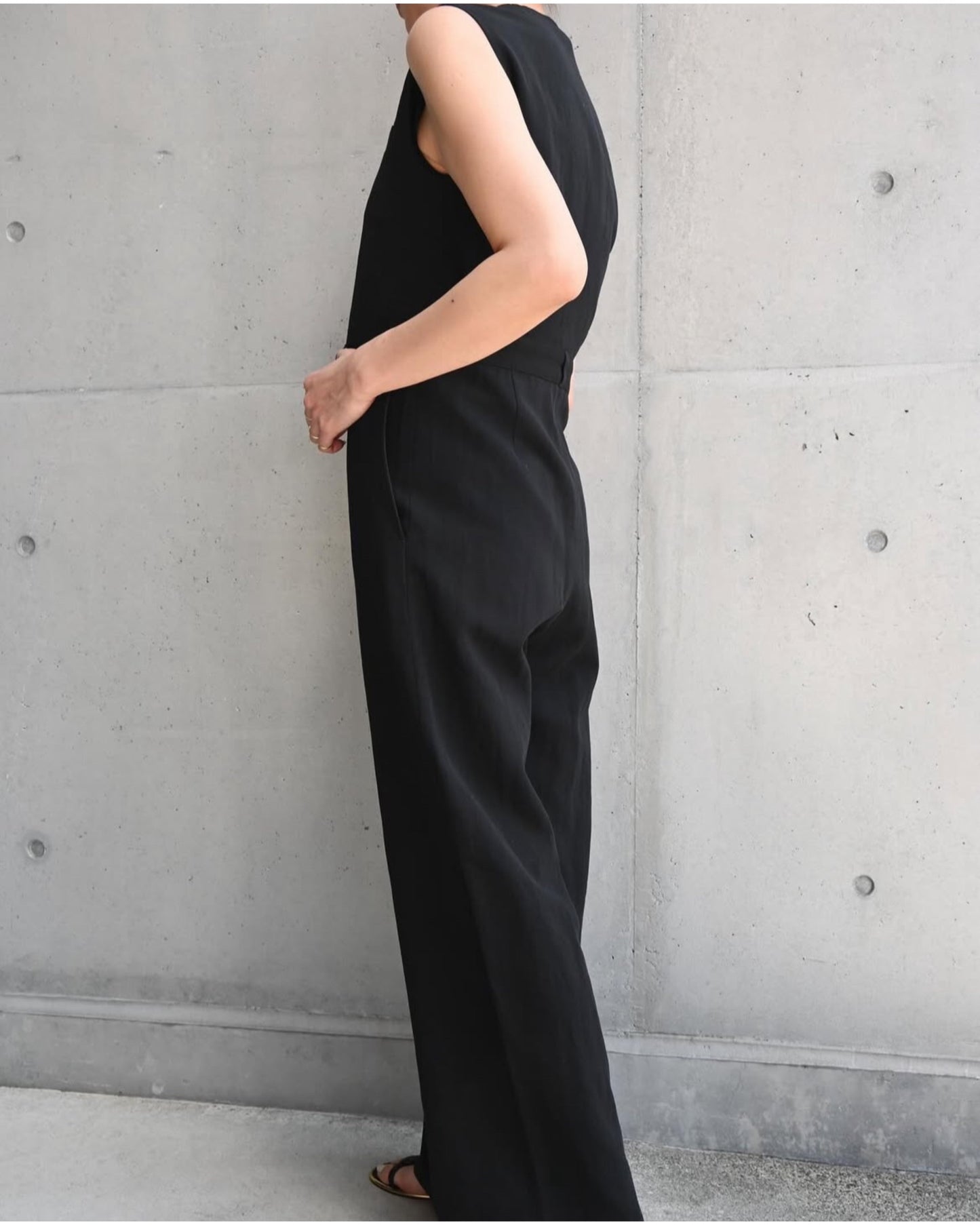HARD TWIST COTTON LINEN GABARDINE SLEEVELESS JUMPSUIT