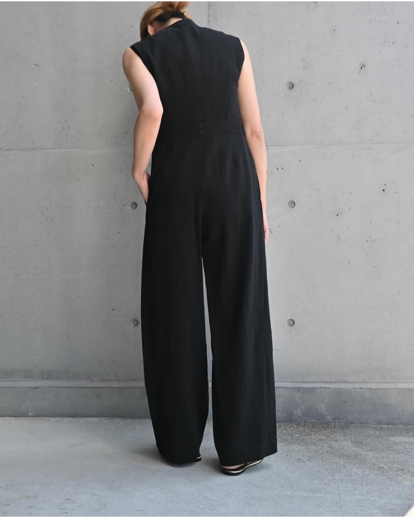 HARD TWIST COTTON LINEN GABARDINE SLEEVELESS JUMPSUIT