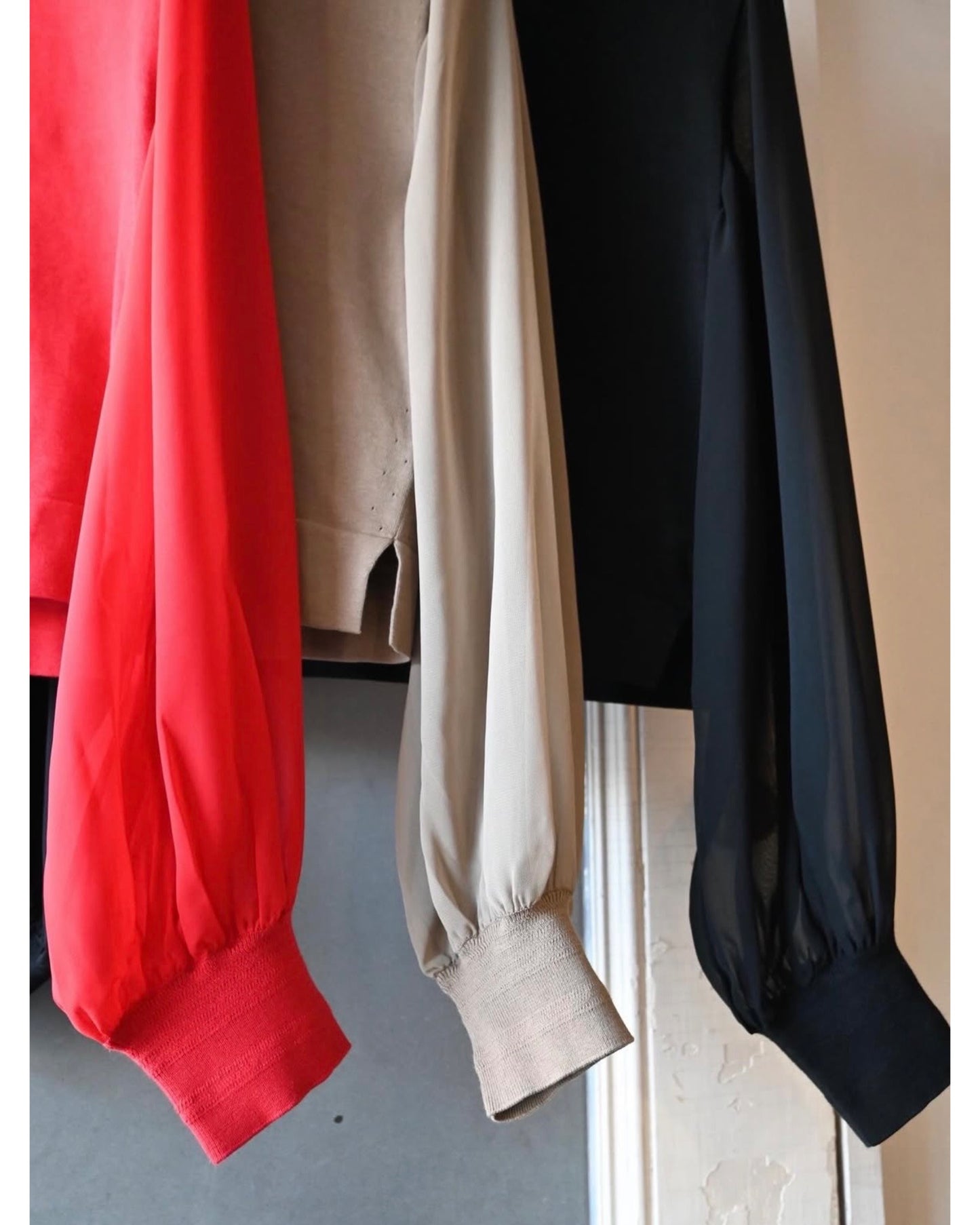 SHEER SLEEVELESS CREW NECK CROPPED KNIT 11417