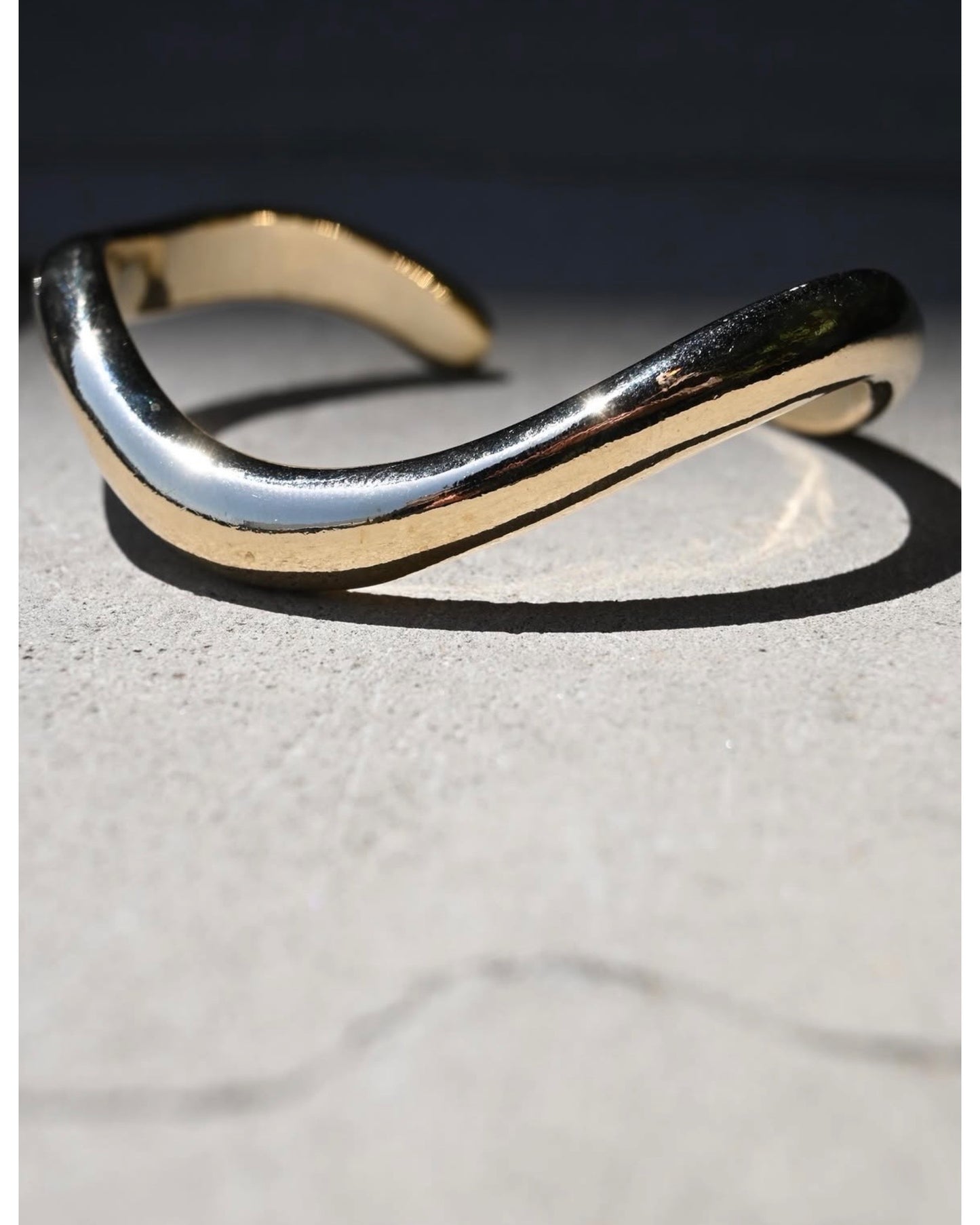 NUANCE WAVE BANGLE