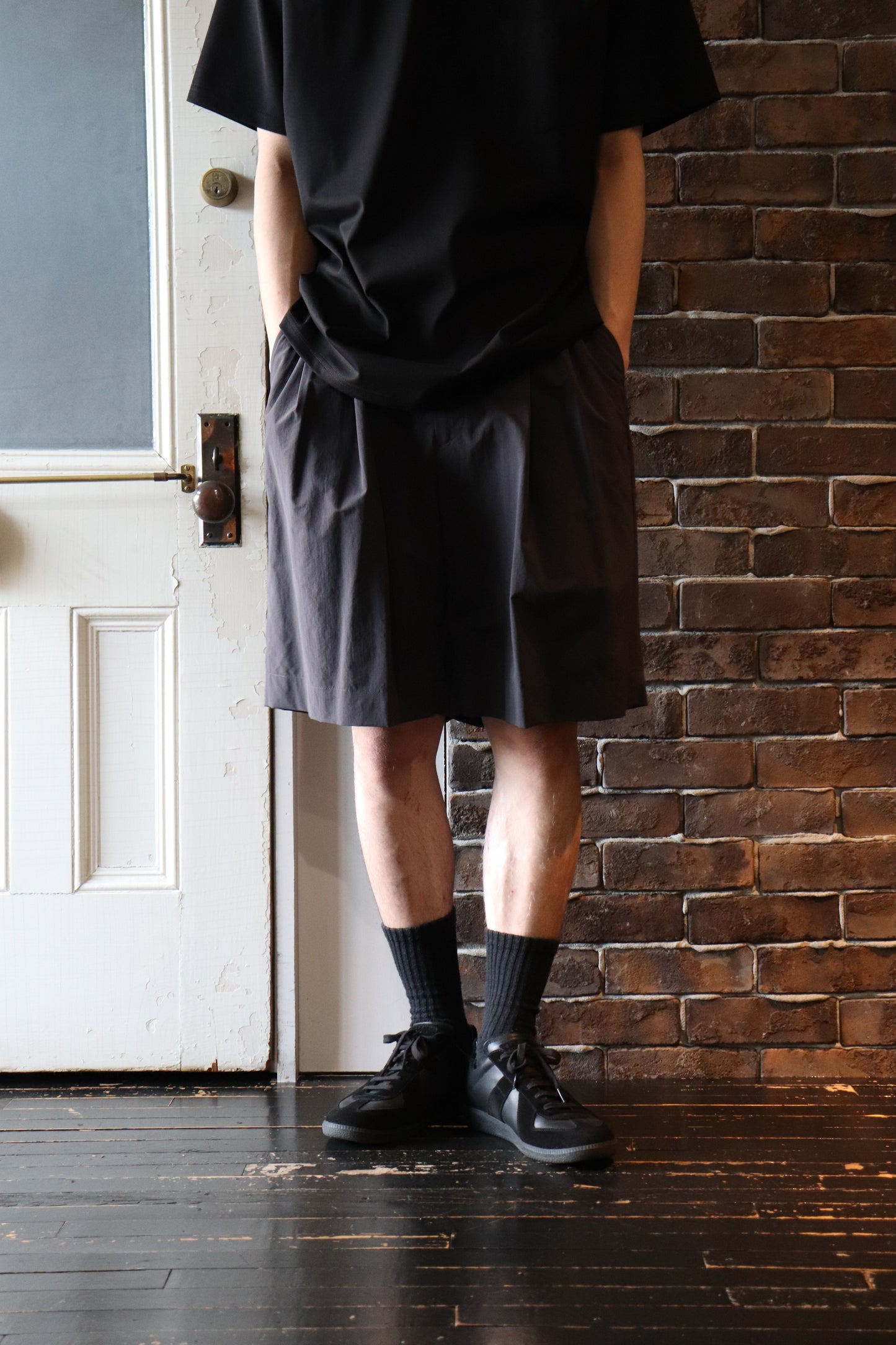 WINDPROOF NYLON WIDE EASY SHORT TROUSERS D.GREY KHAKI
