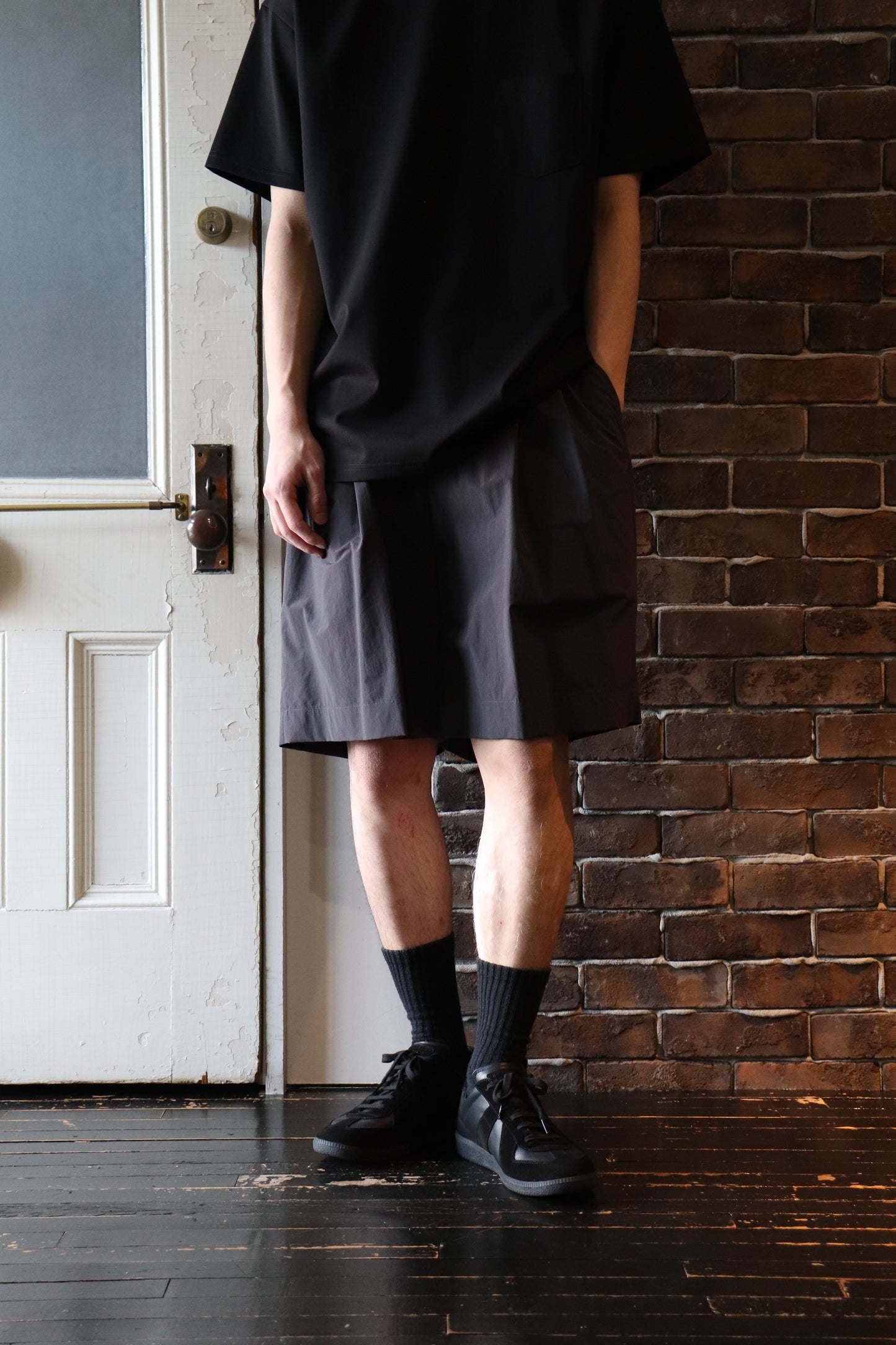 WINDPROOF NYLON WIDE EASY SHORT TROUSERS D.GREY KHAKI