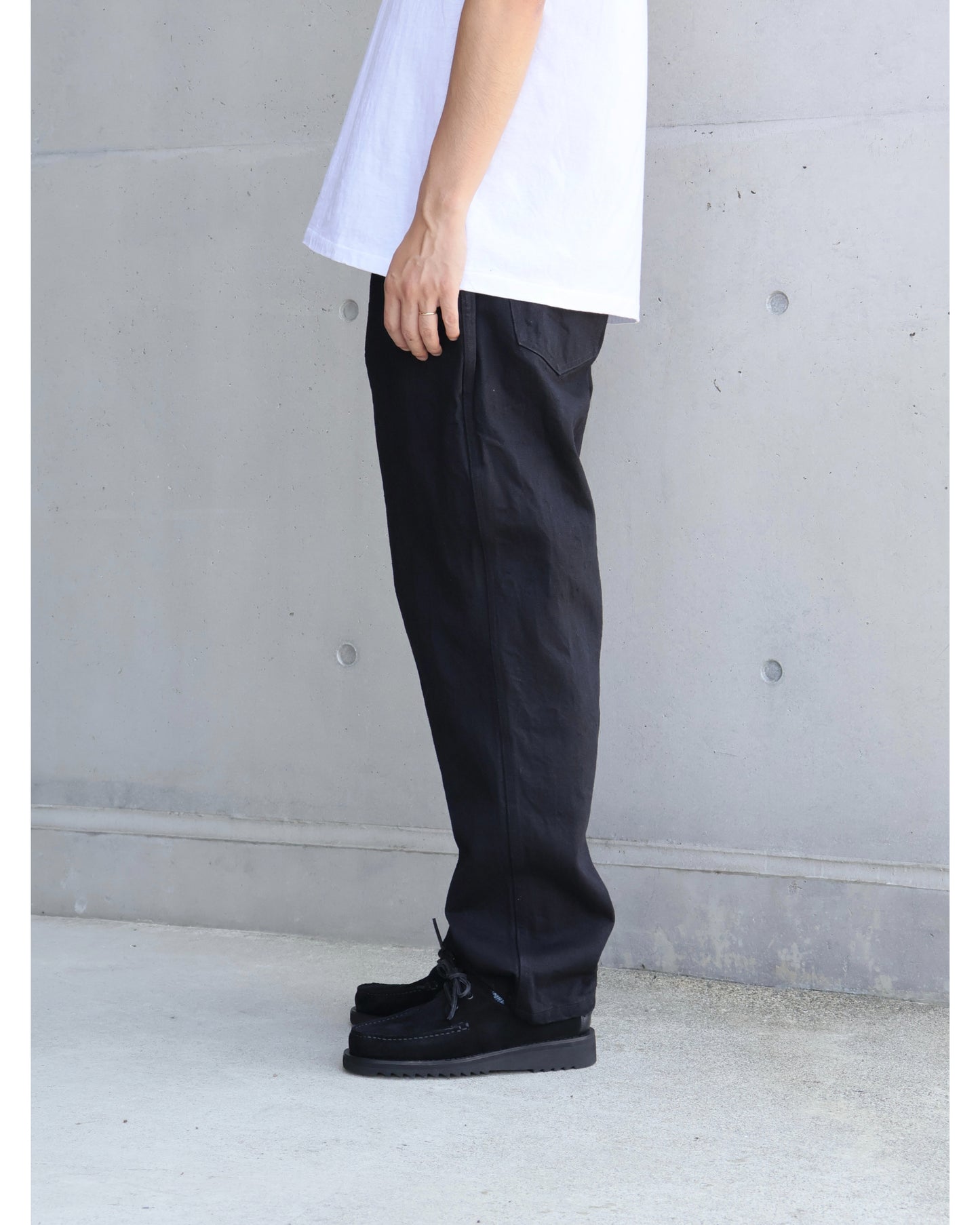 ブラックデニム テーパードパンツ BLACK