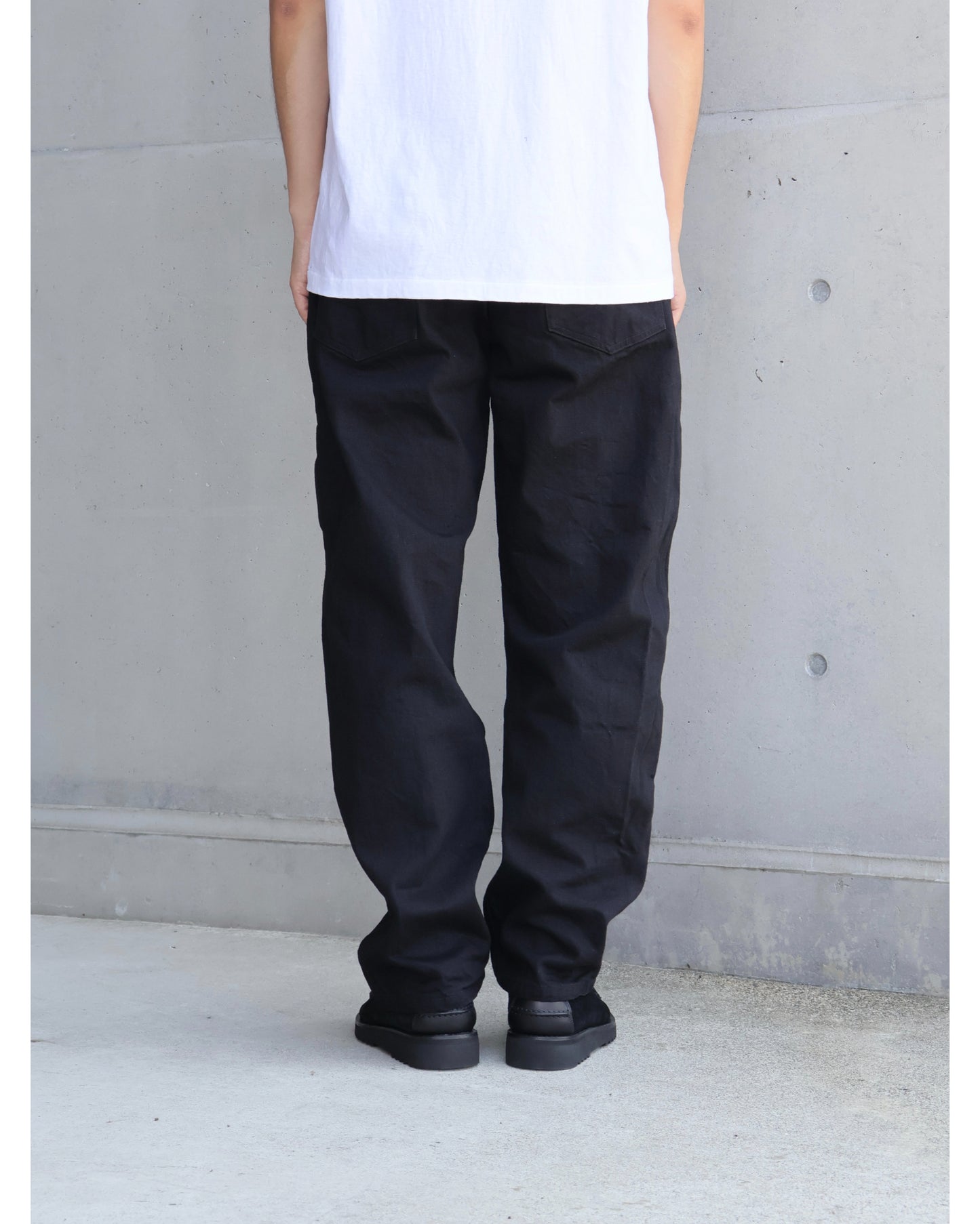 ブラックデニム テーパードパンツ BLACK
