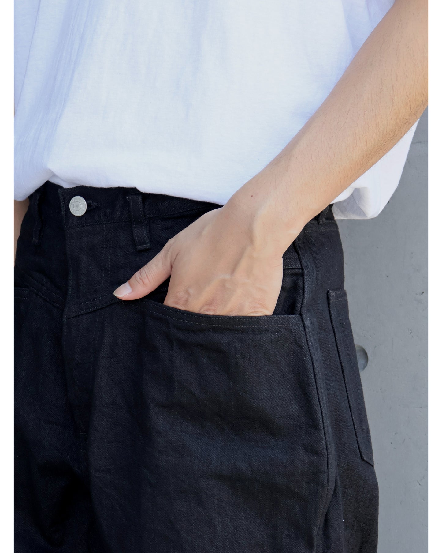 ブラックデニム テーパードパンツ BLACK