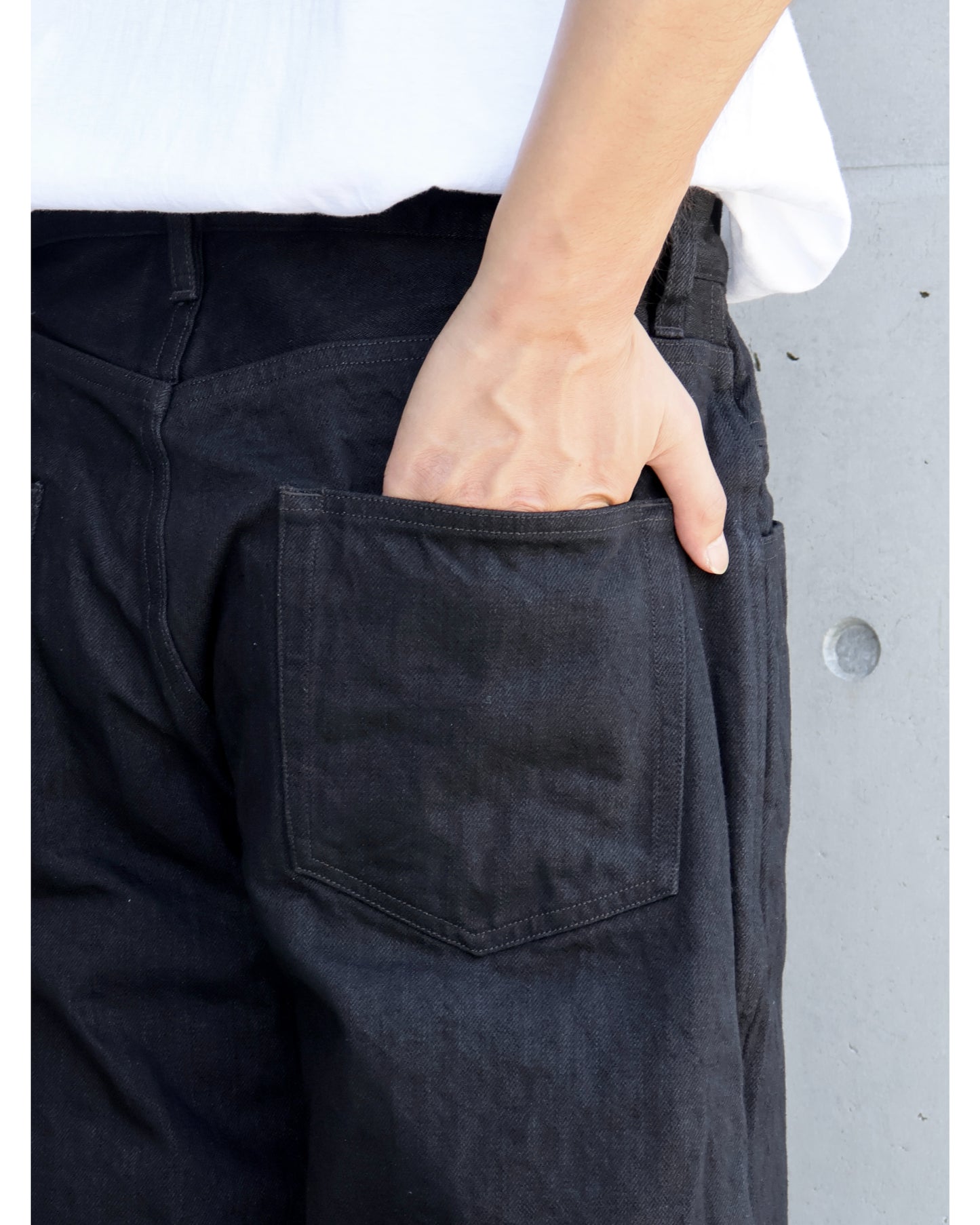 ブラックデニム テーパードパンツ BLACK