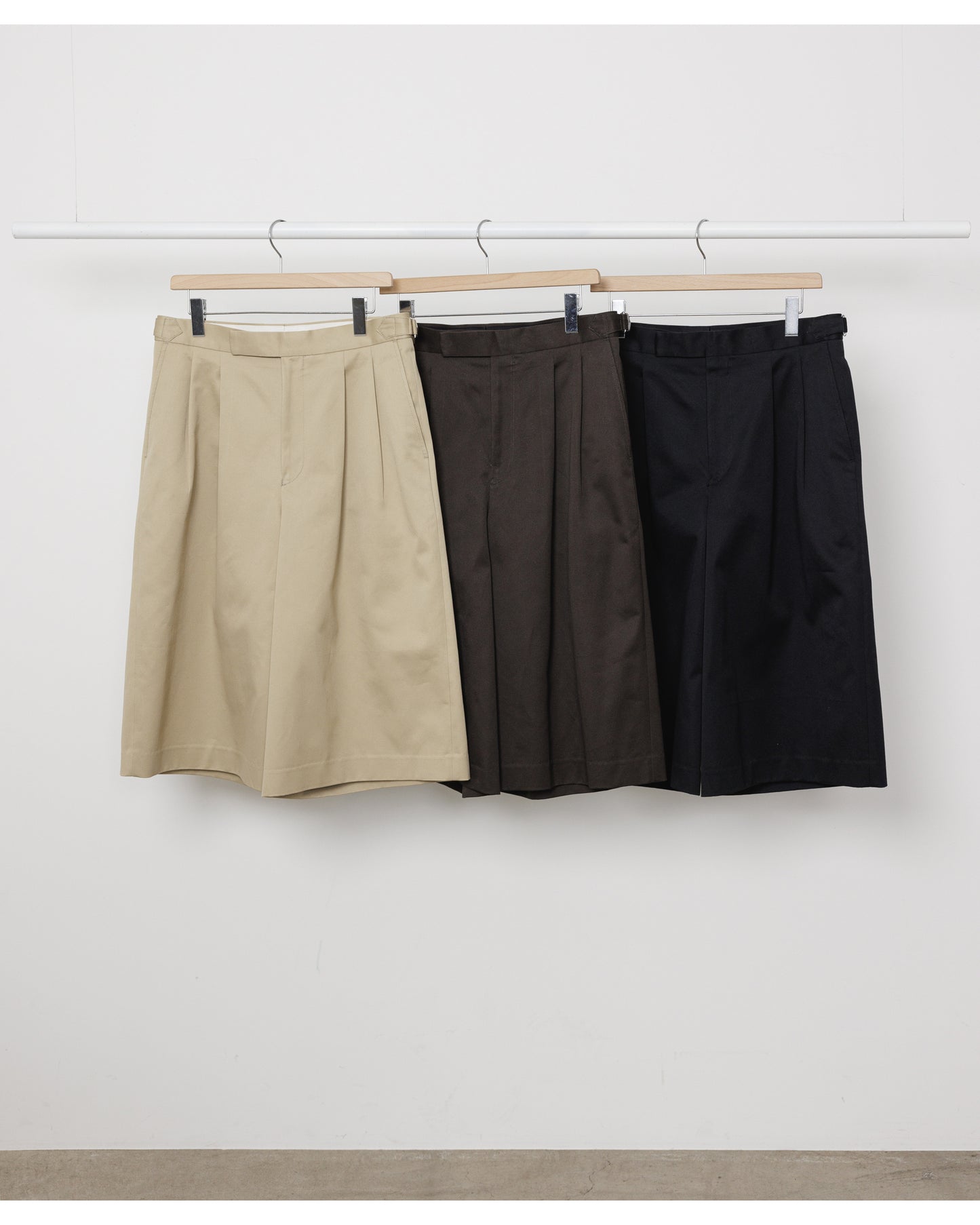 TWO TUCK CROPPED TROUSERS