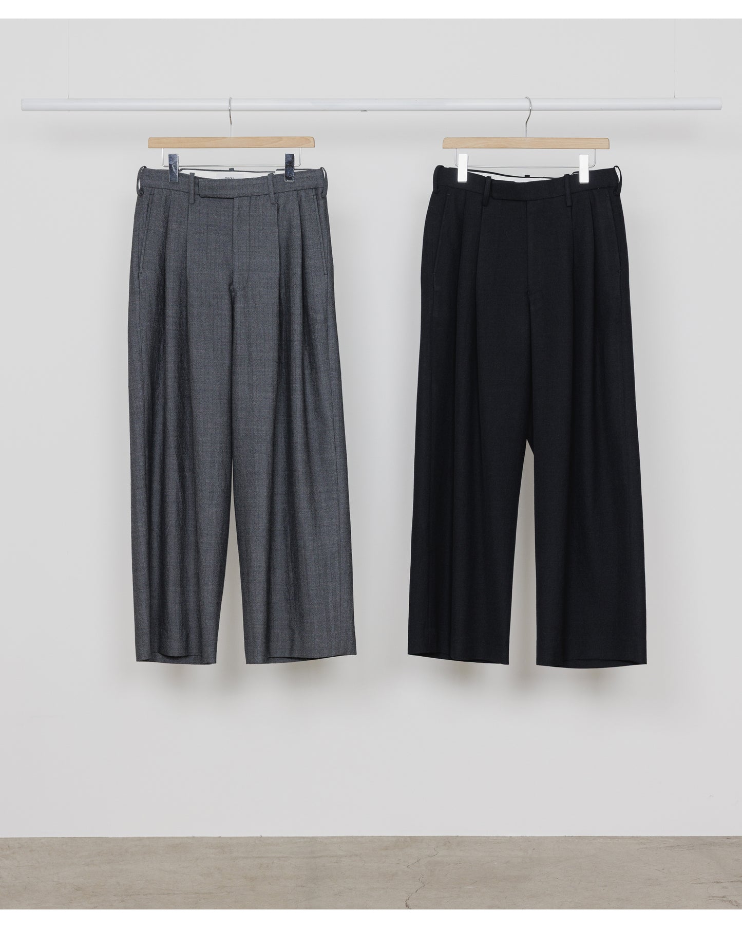 TWO TUCK BAGGY TROUSERS