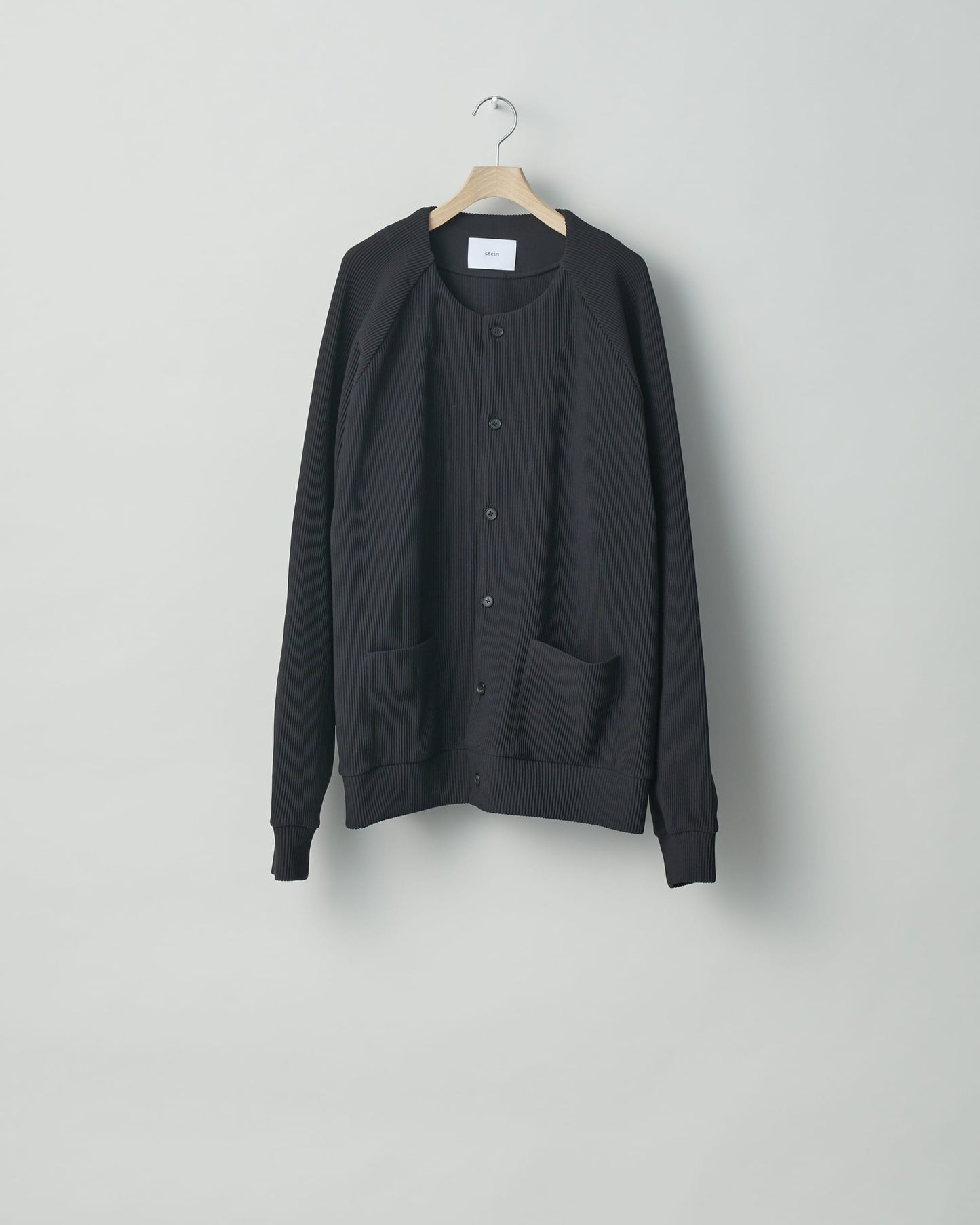 GRADATION PLEATS CARDIGAN BLACK
