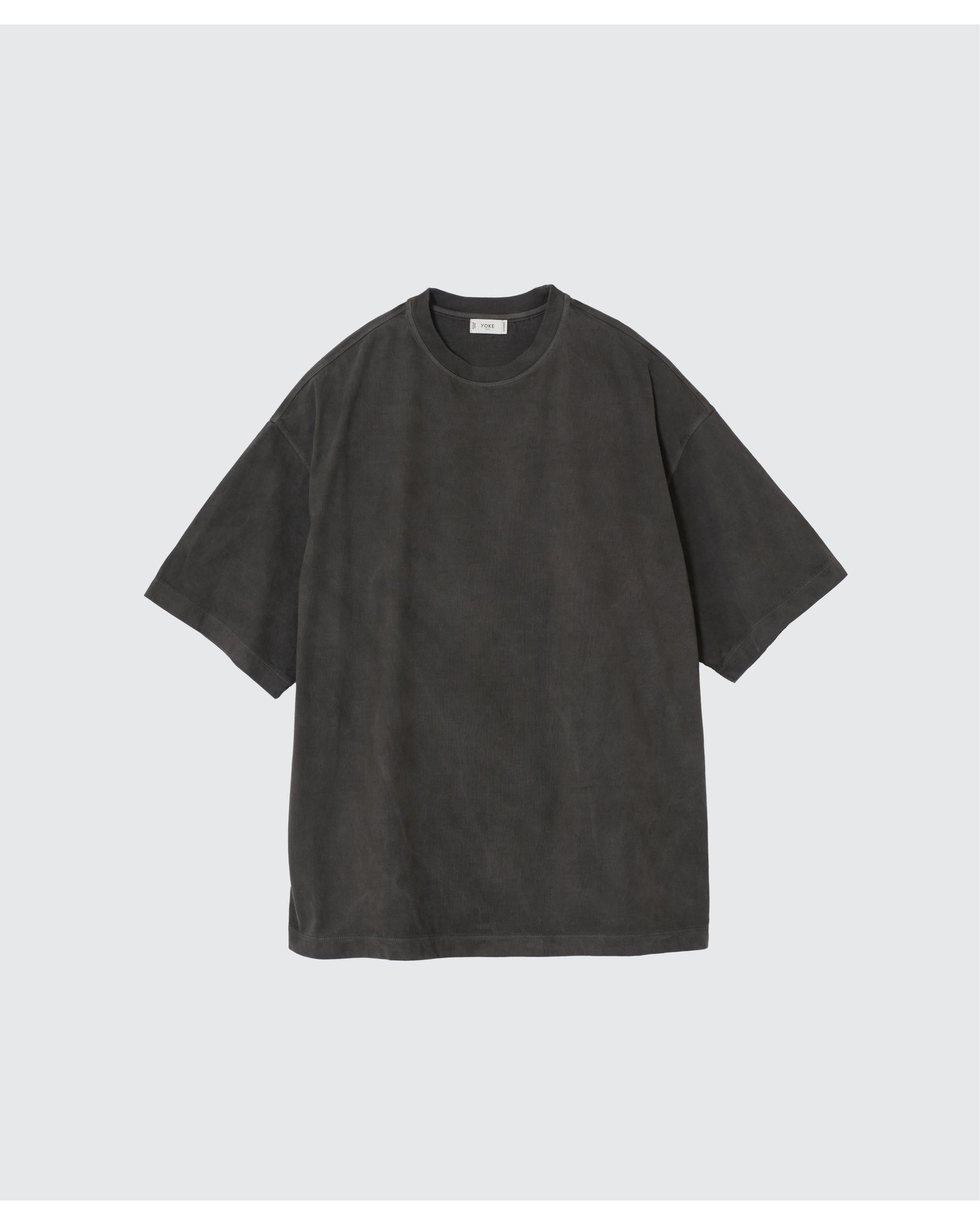 GARMENT-DYED YOKE T-SHIRT CARBON – TIME AFTER TIME