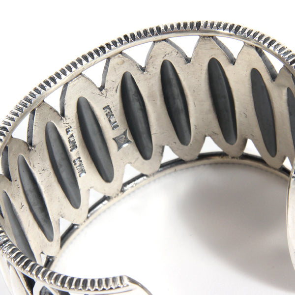 Long Oval w/ Field Wire Edge Cuff