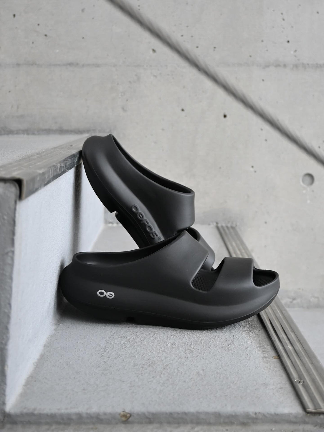 OOFOS 入荷