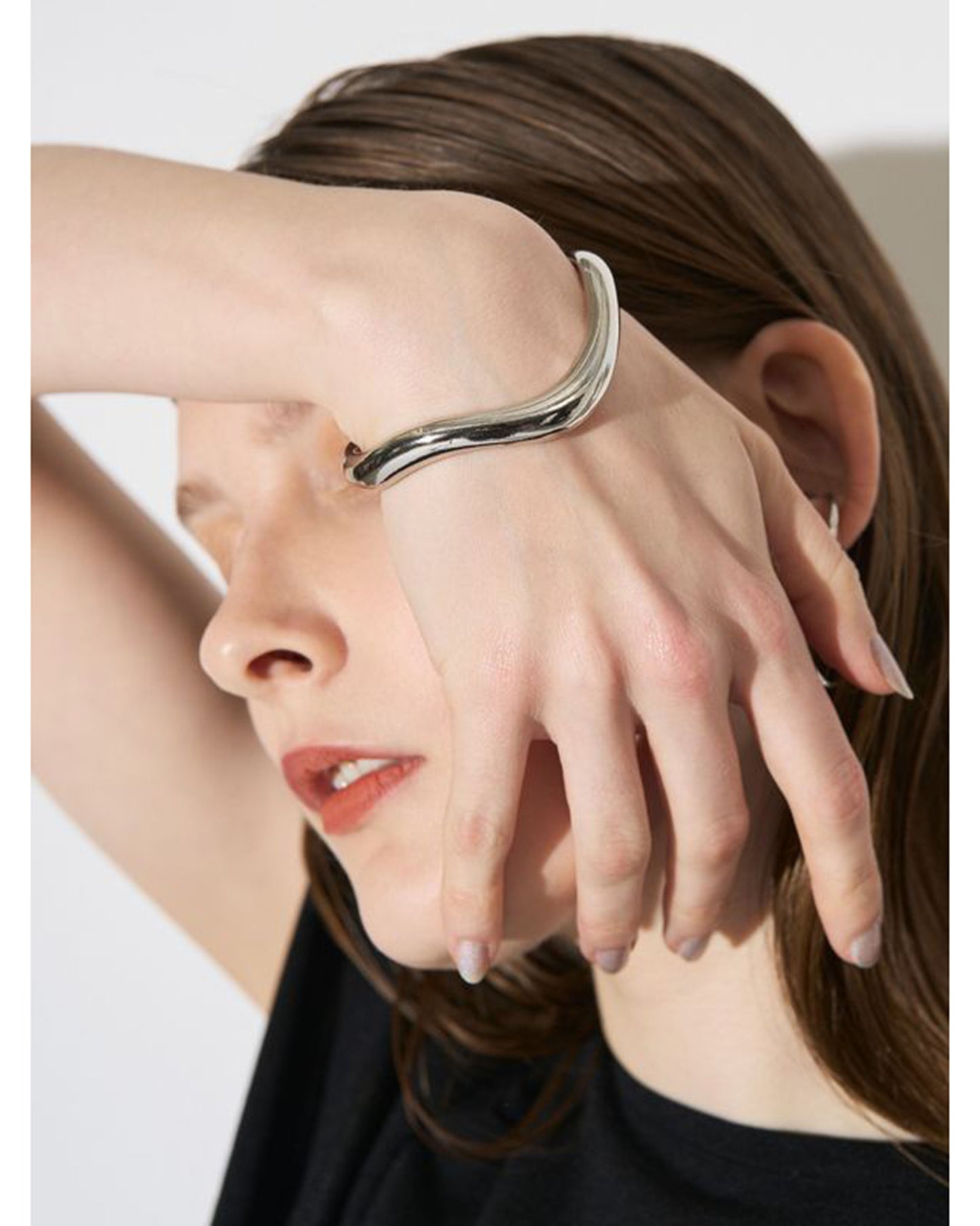 NUANCE WAVE BANGLE