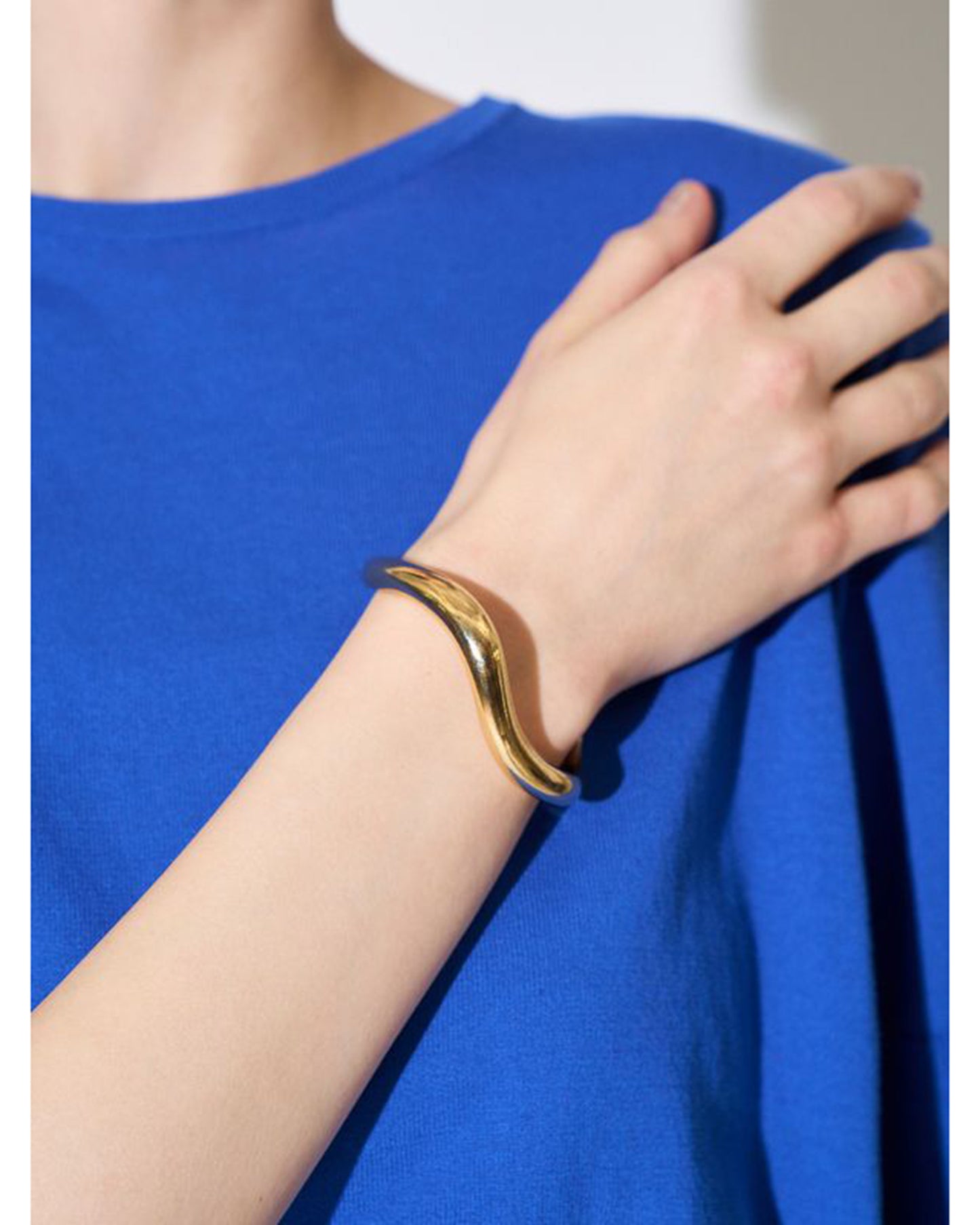 NUANCE WAVE BANGLE
