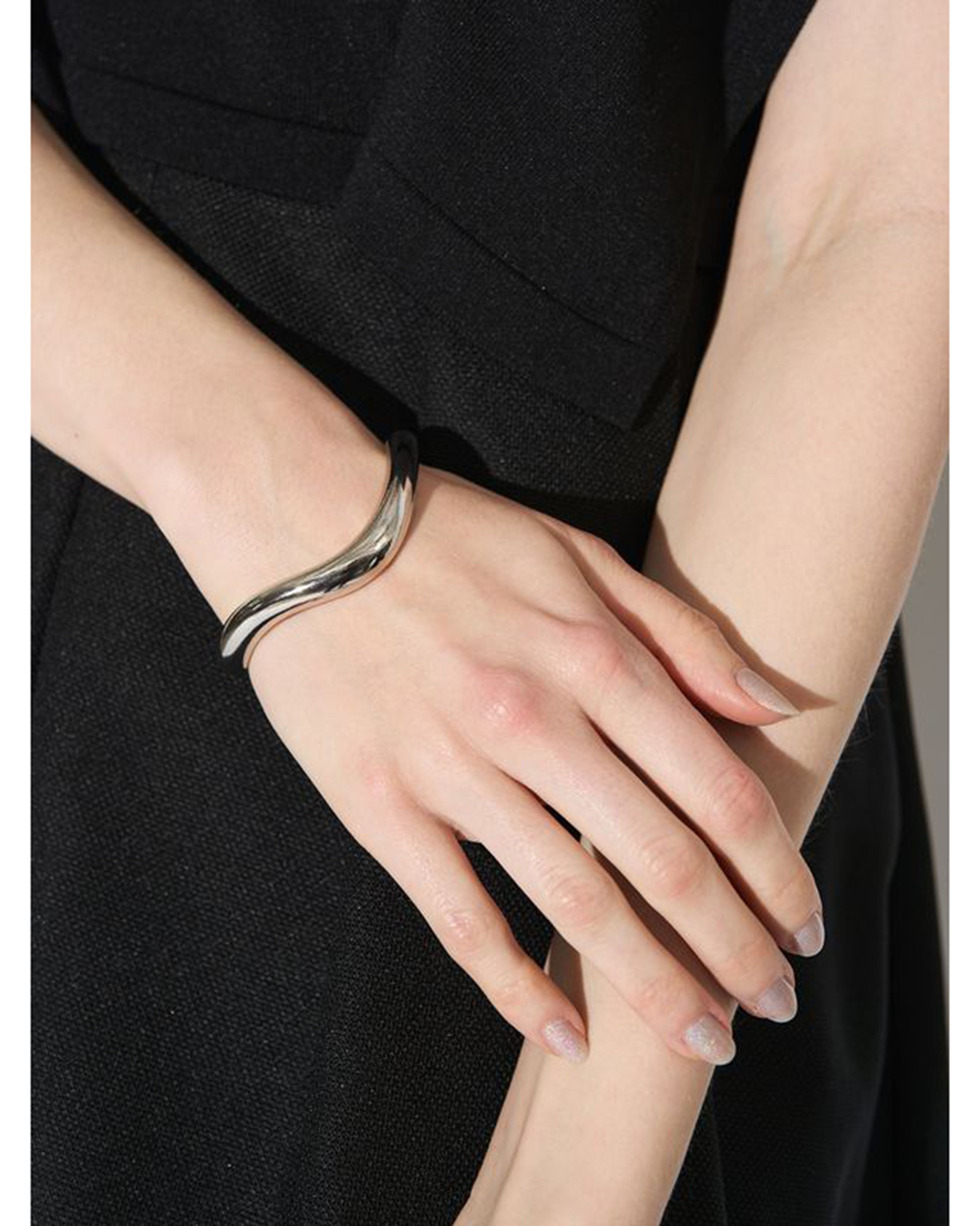 NUANCE WAVE BANGLE – TIME AFTER TIME