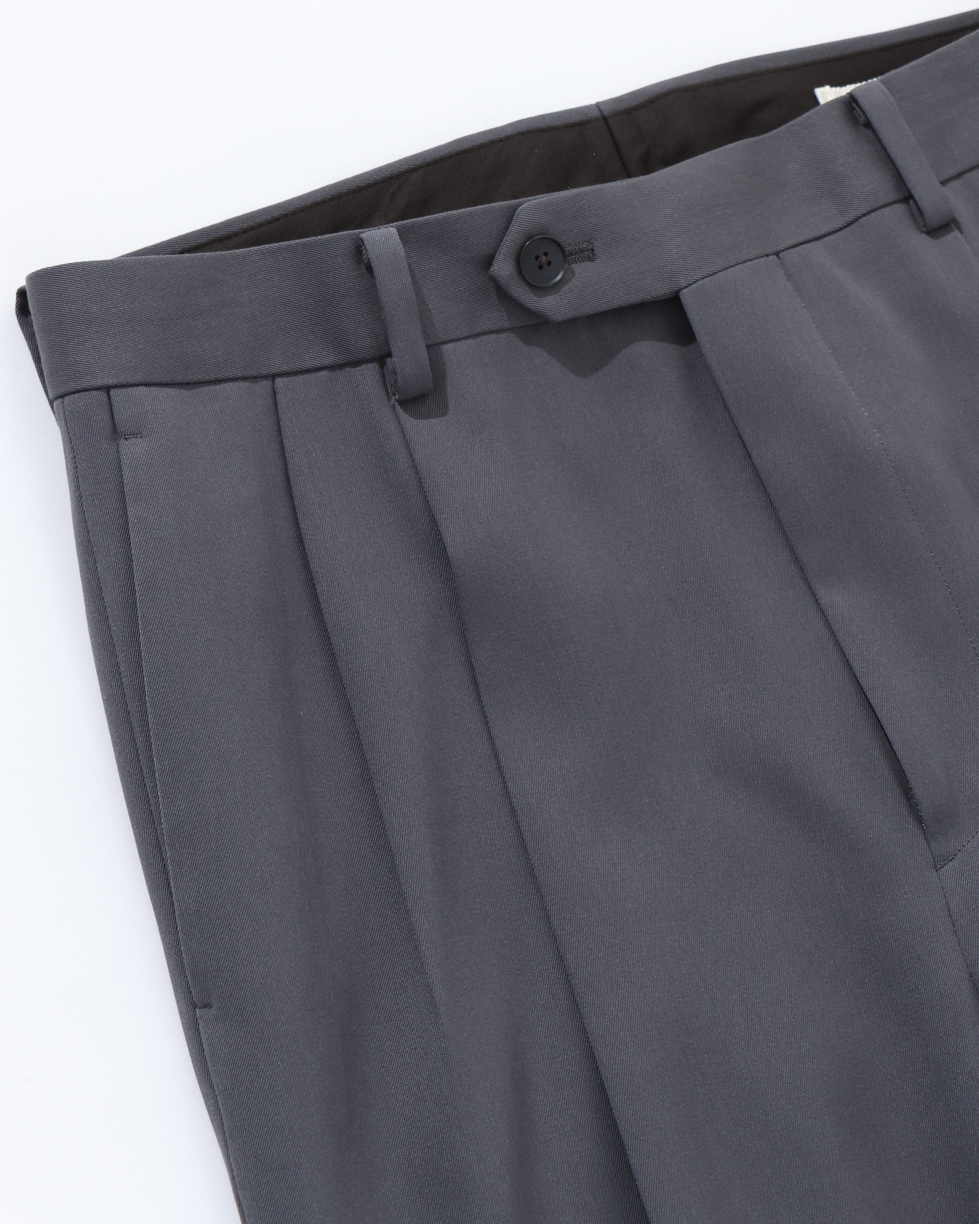 LIGHT WOOL MAX GABARDINE TWO-TUCK SLACKS DARK GRAY – TIME