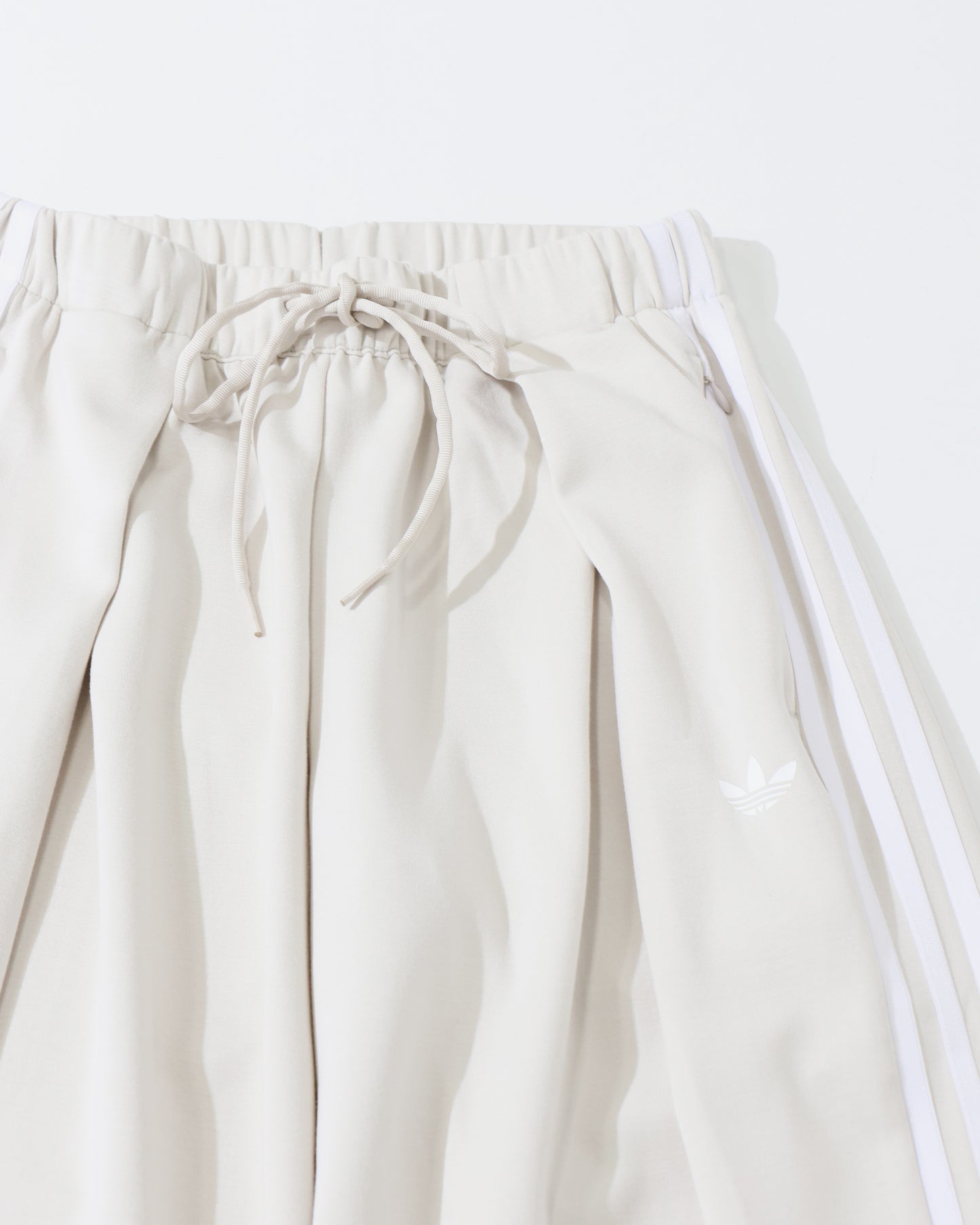 ADILUNA SEASON 2 × JENNIE PLEATED TP