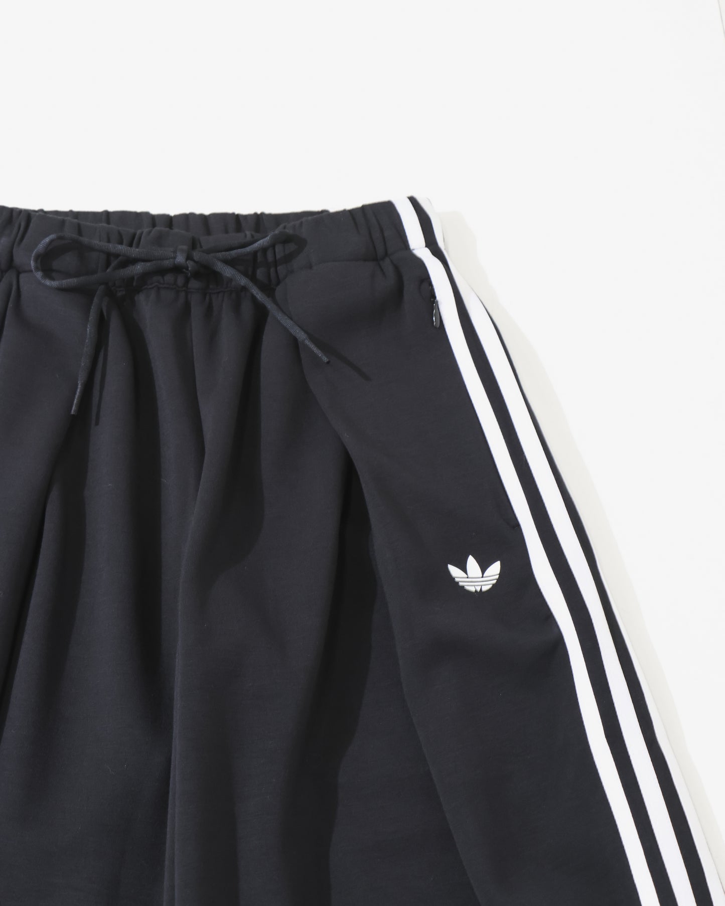 ADILUNA SEASON 2 × JENNIE PLEATED TP