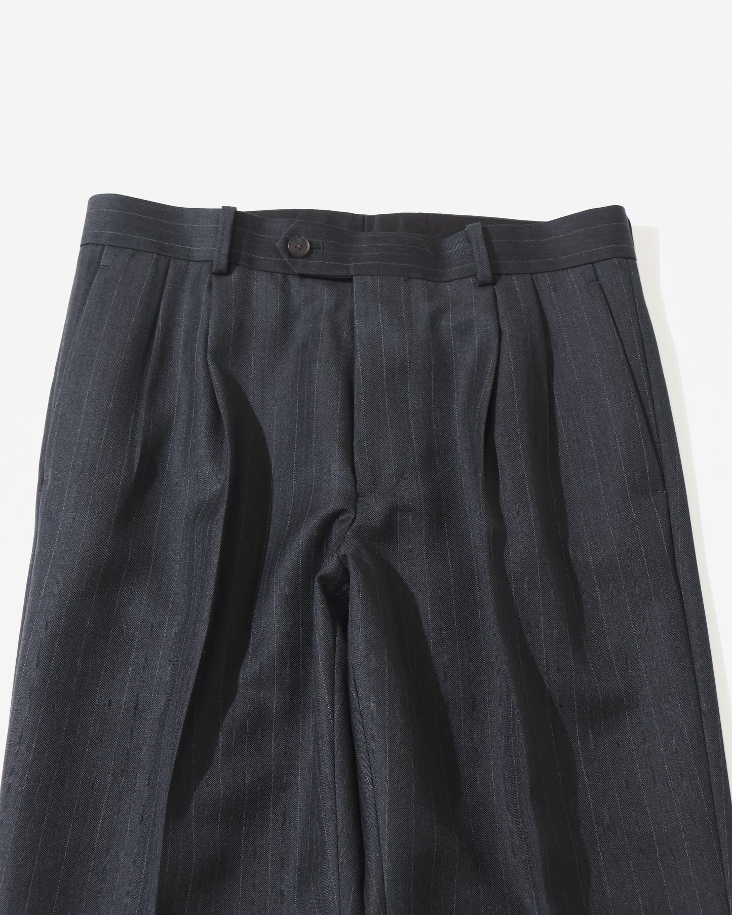 BLUEFACED WOOL TWO-TUCK SLACKS CHARCOAL NAVY STRIPE