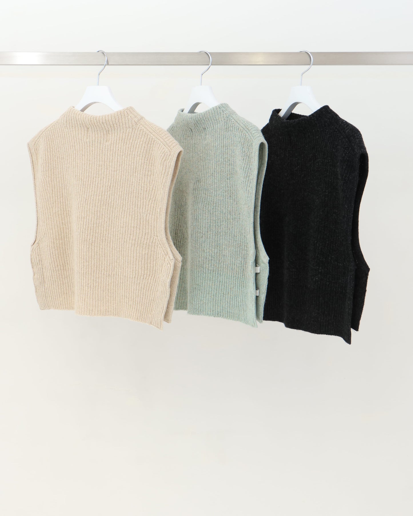 superfine lambs&chenille ribbed-knit bib