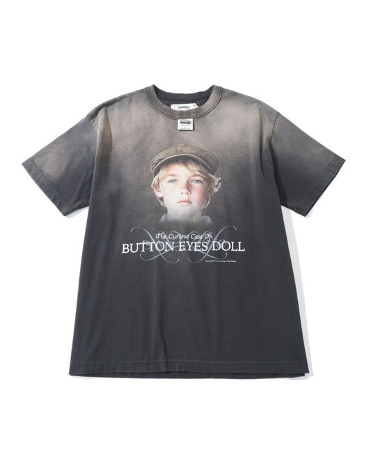 "BUTTON EYE DOLL" Sunburn H-S Tag Tee