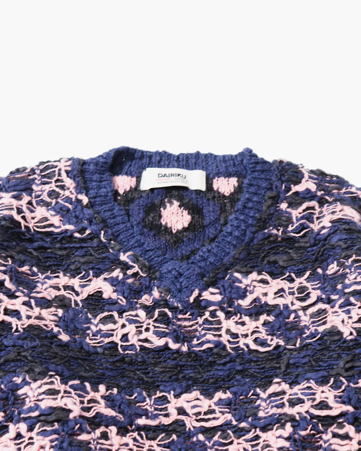 "Odd Hotel's Carpet" V-neck Pullover Knit