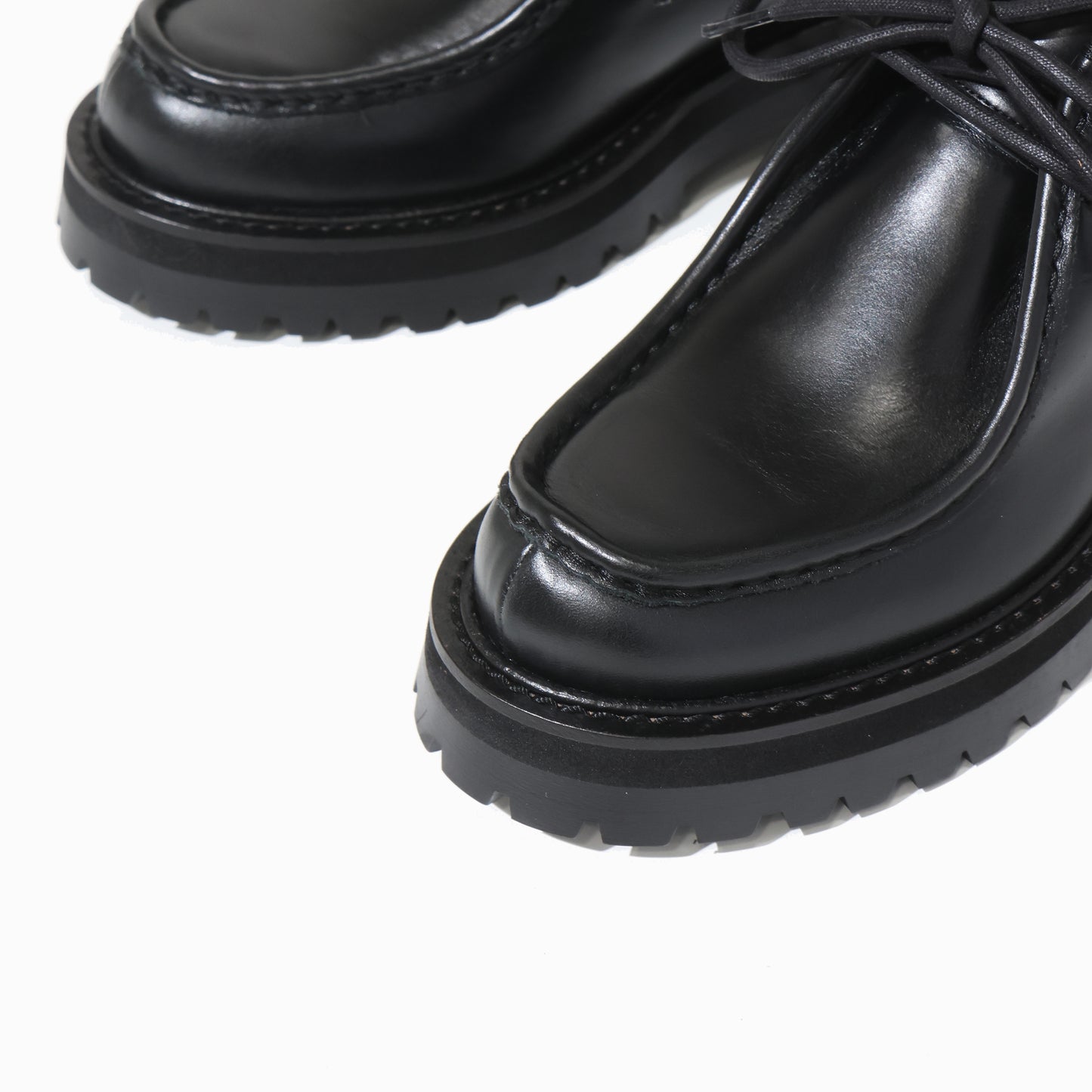 LACE-UP WALLABEE