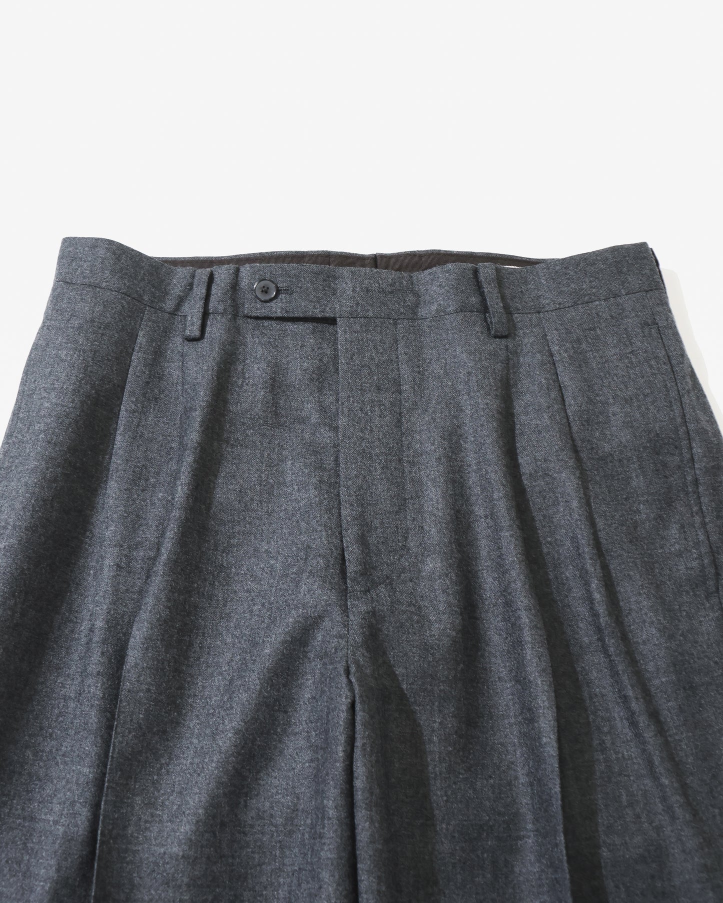 SUPER LIGHT WOOL TWO-TUCK SLACKS TOP CHARCOAL