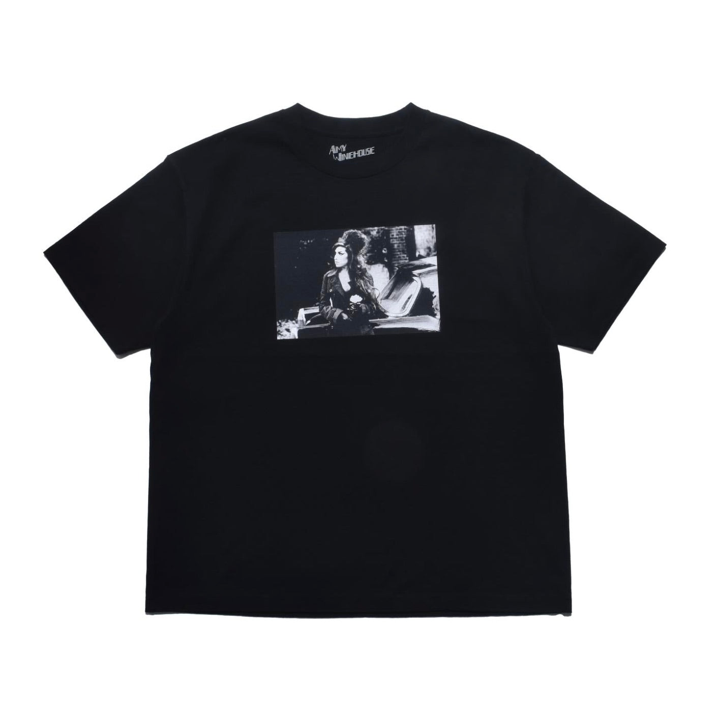 Amy Winehouse "Lean On A Car" Photo S/S Tee