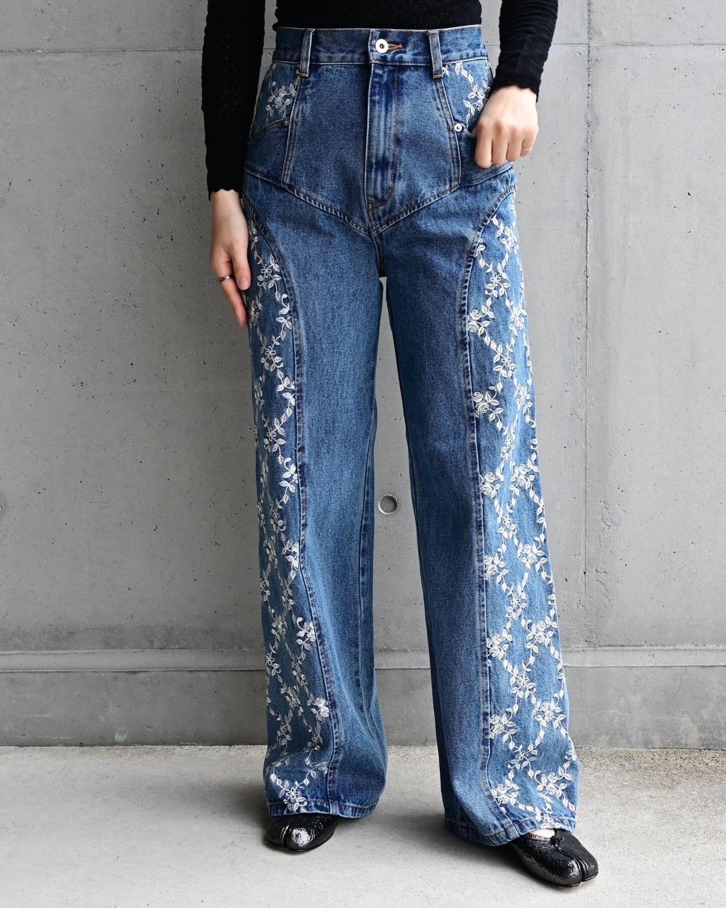 FLOWER EMBROIDERED WIDE JEANS