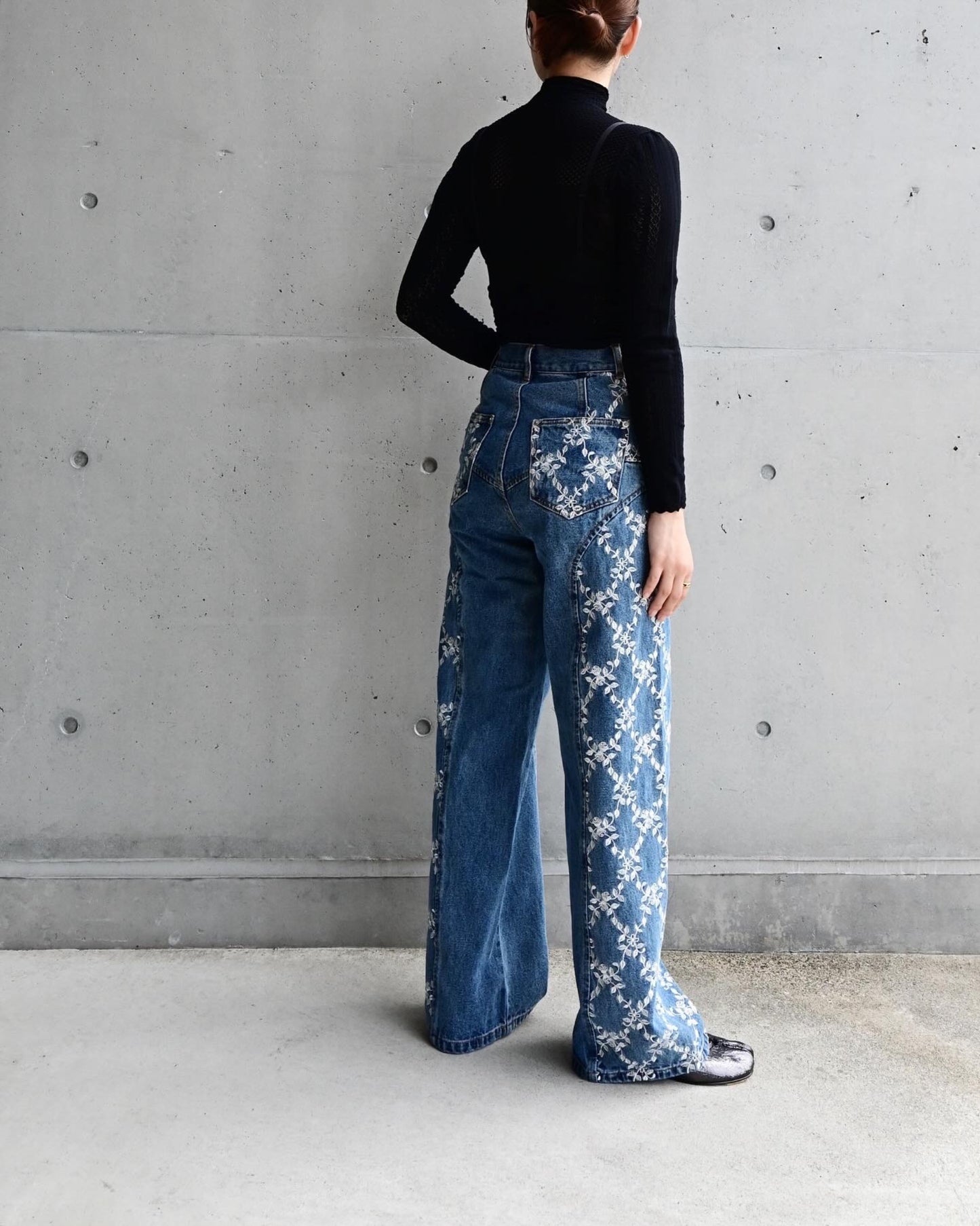 FLOWER EMBROIDERED WIDE JEANS