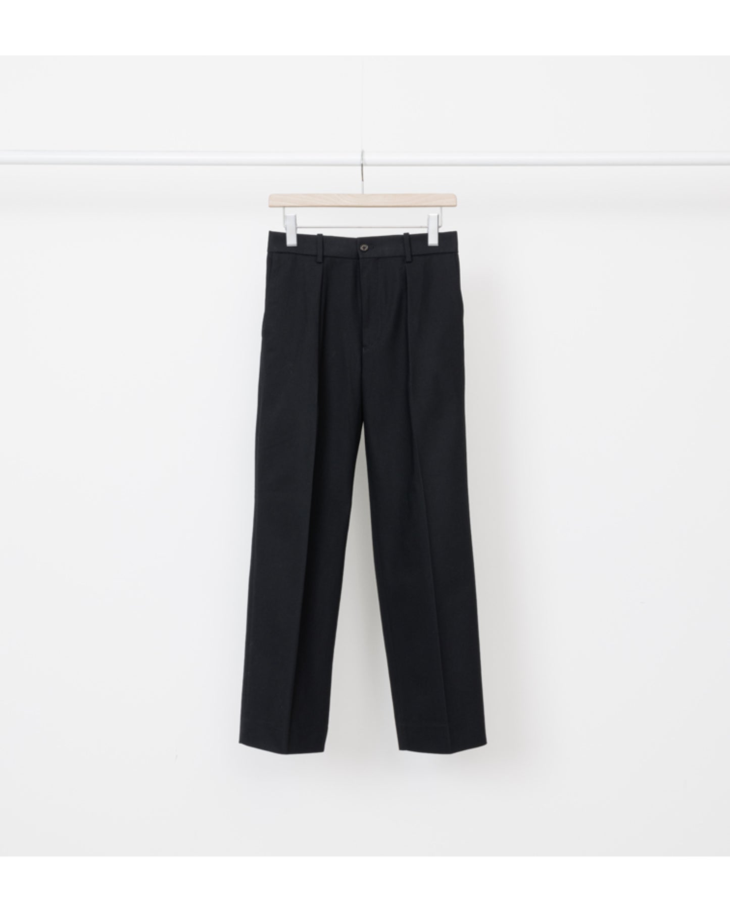 ONE TUCK TAPERED TROUSERS BLACK