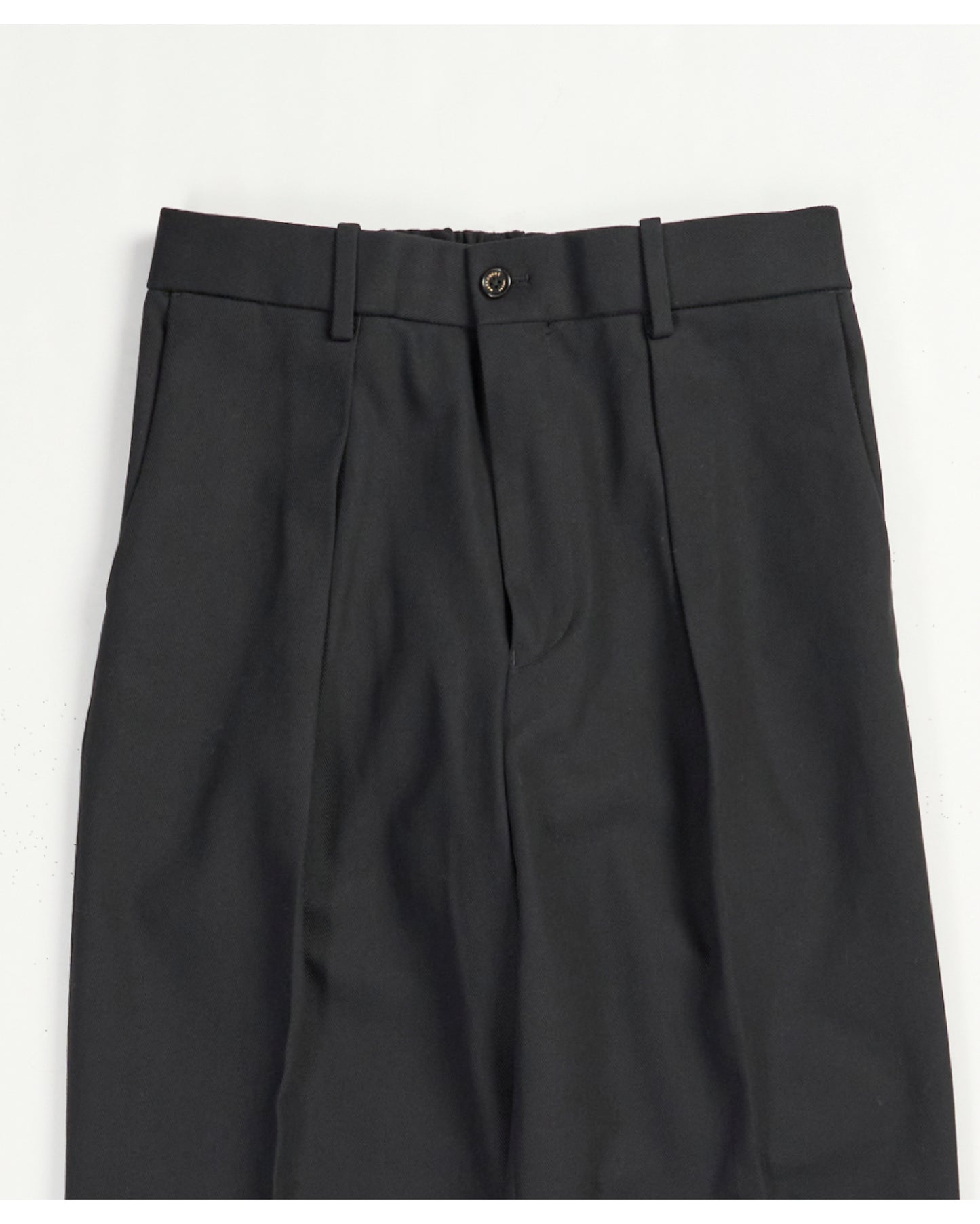 ONE TUCK TAPERED TROUSERS BLACK