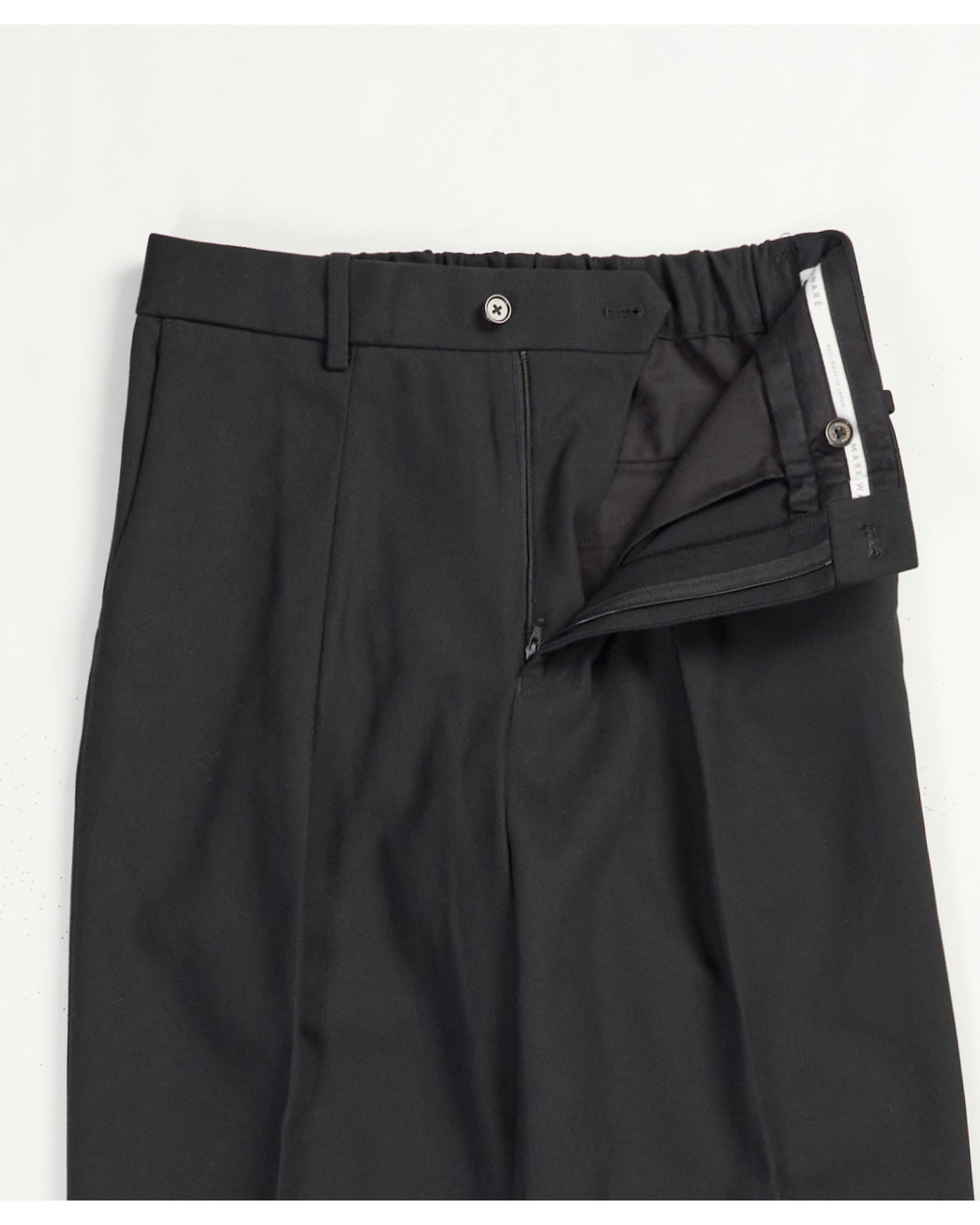 ONE TUCK TAPERED TROUSERS BLACK