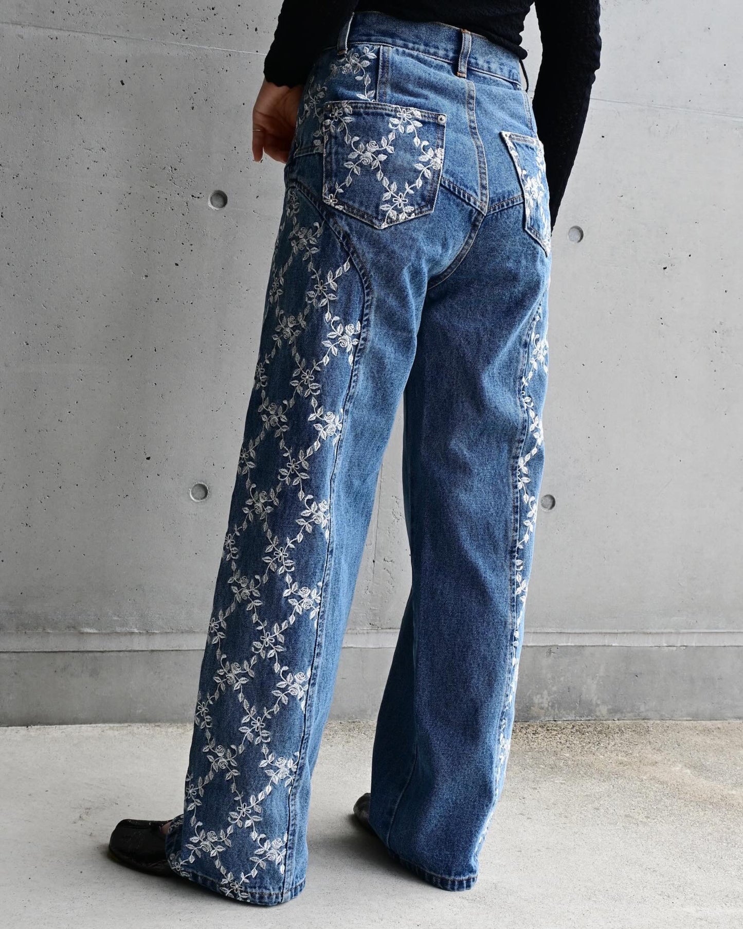 FLOWER EMBROIDERED WIDE JEANS