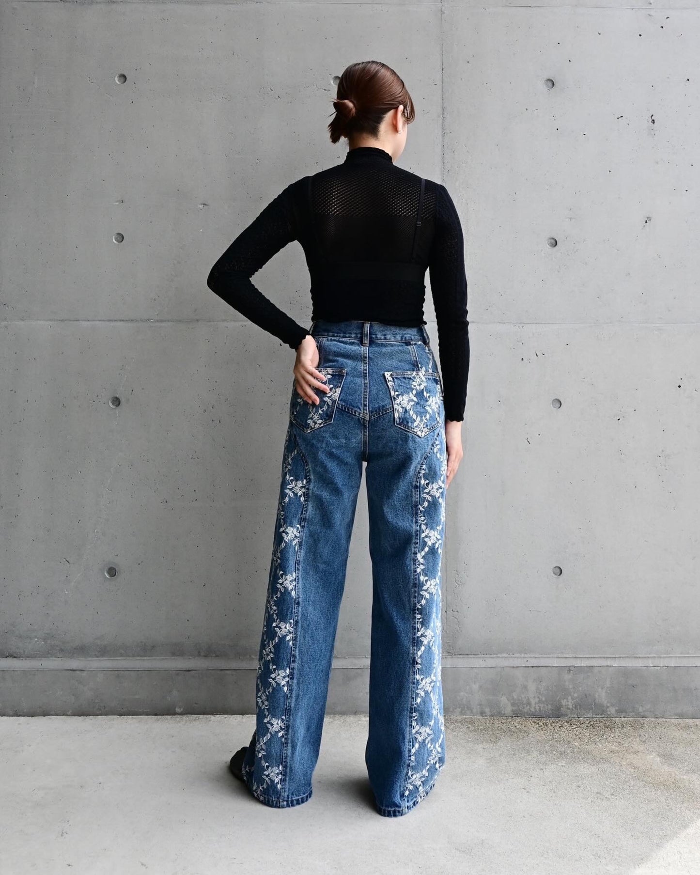 FLOWER EMBROIDERED WIDE JEANS