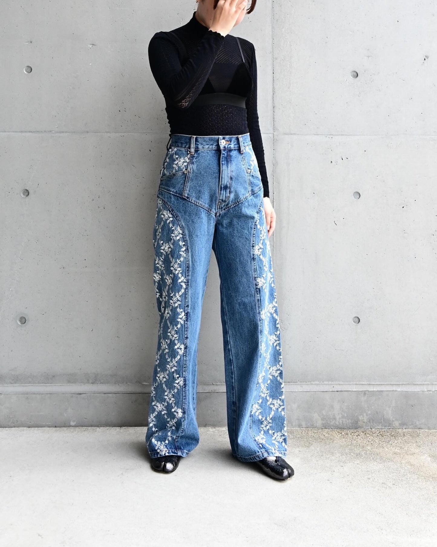 FLOWER EMBROIDERED WIDE JEANS