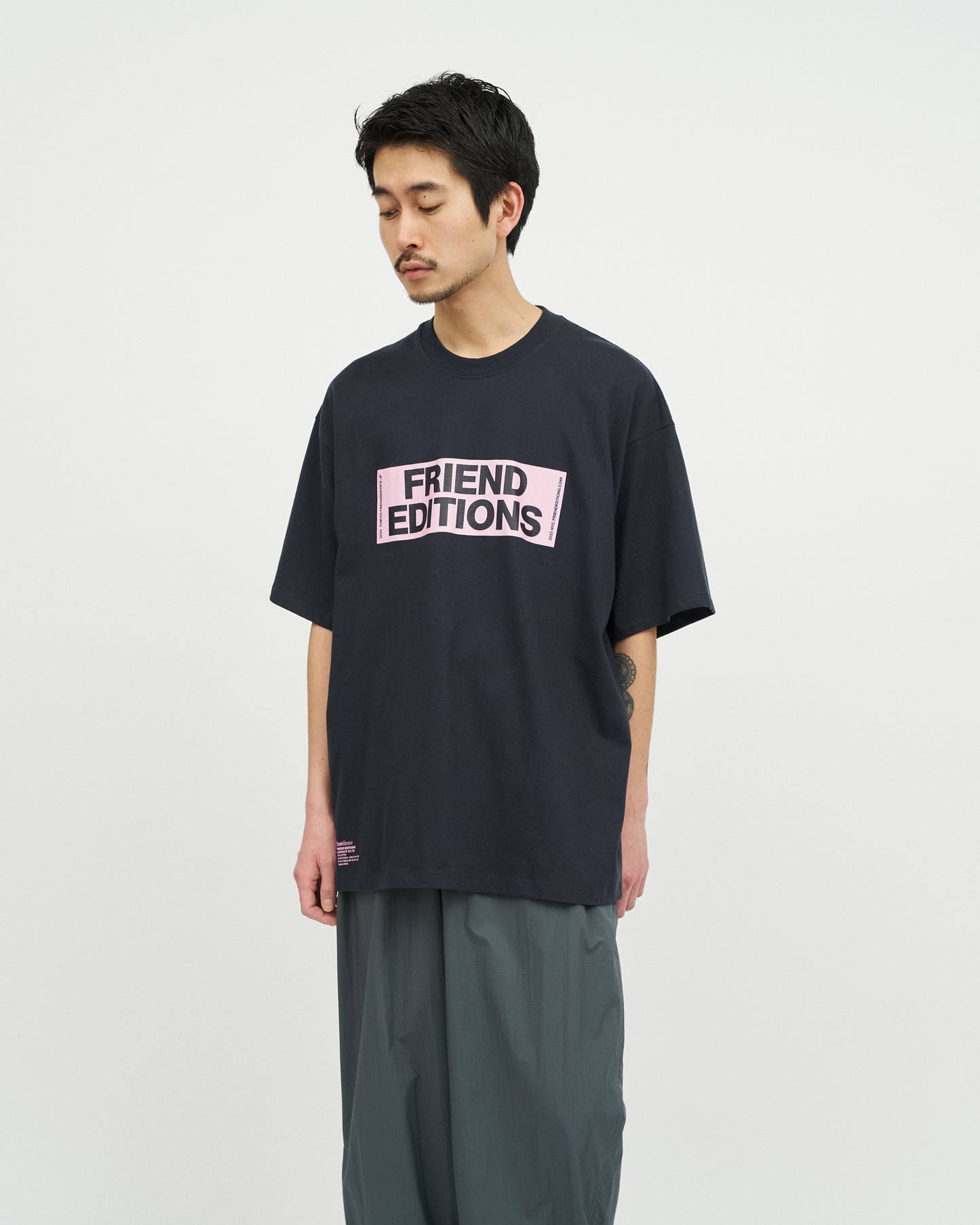FRIEND EDITIONS CORPORATE TEE ”STICKER”