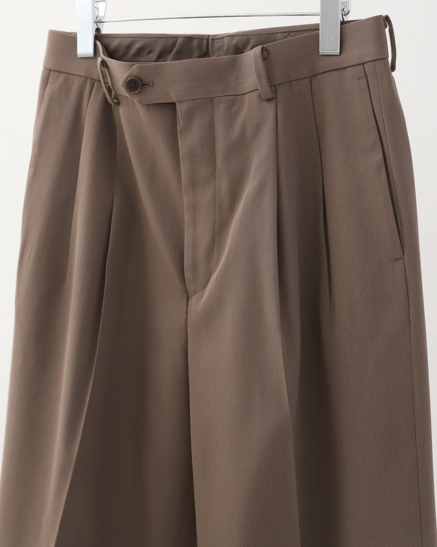 LIGHT WOOL MAX GABARDINE TWO-TUCK SLACKS TOP BROWN