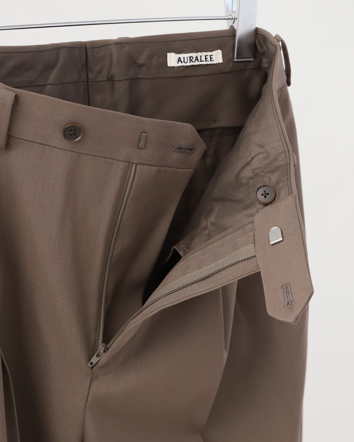 LIGHT WOOL MAX GABARDINE TWO-TUCK SLACKS TOP BROWN