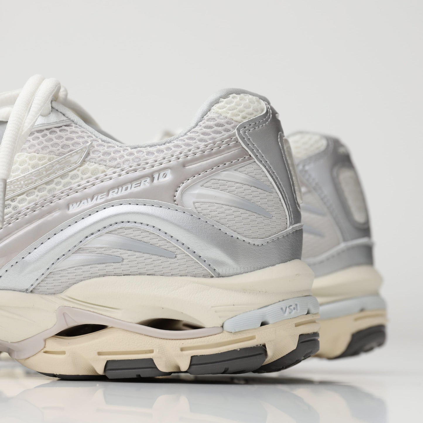 WAVE RIDER 10 Off White/Light Beige/Silver