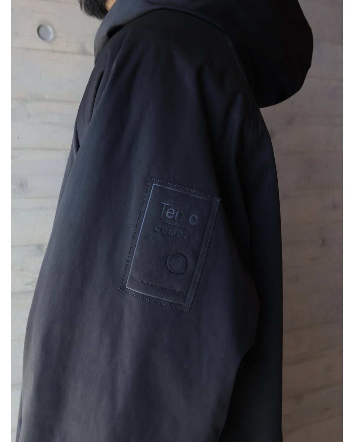 【Ten c × COMOLI】 HOODED COAT BLACK