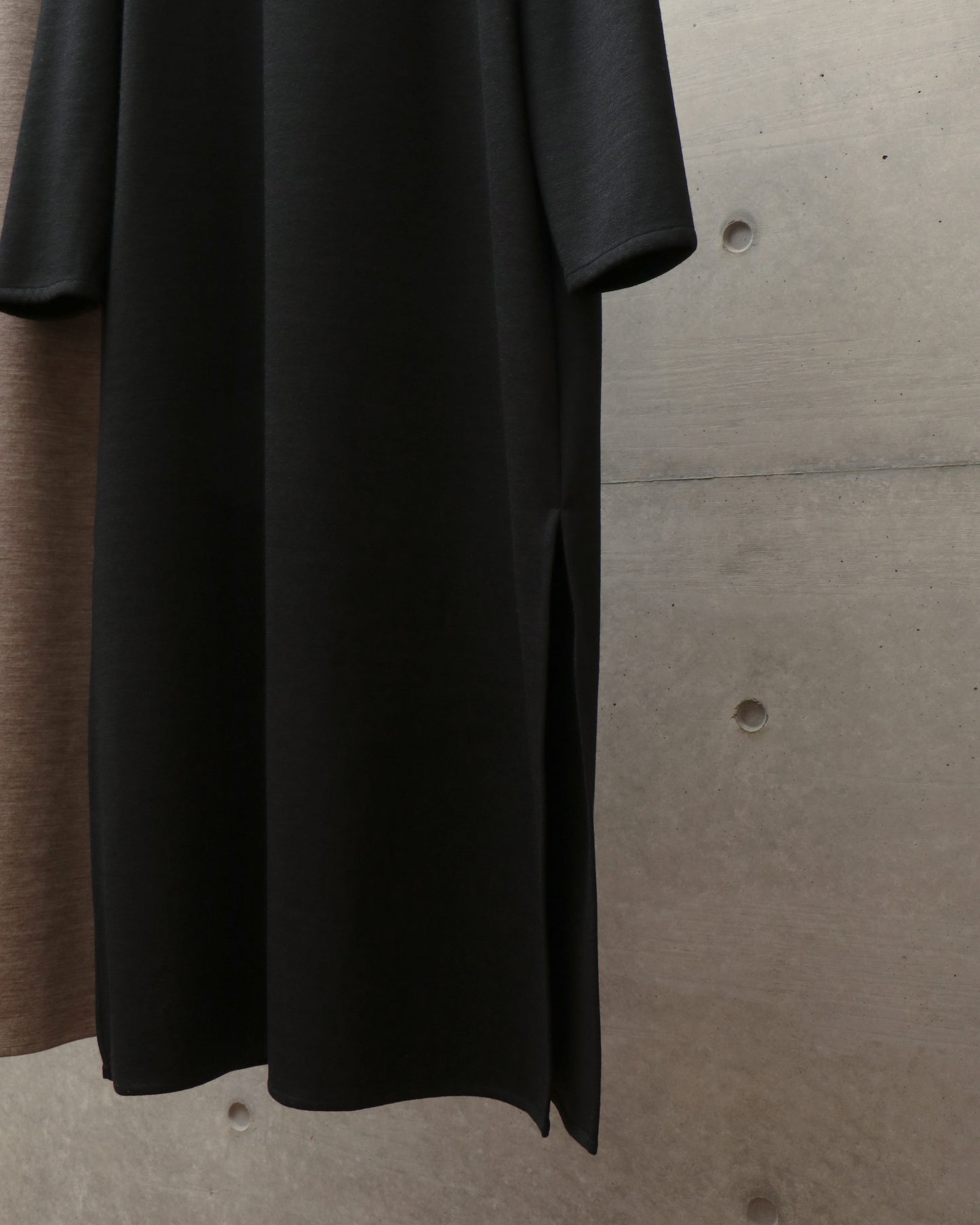 SIDE OPEN STANDCOLLAR DRESS