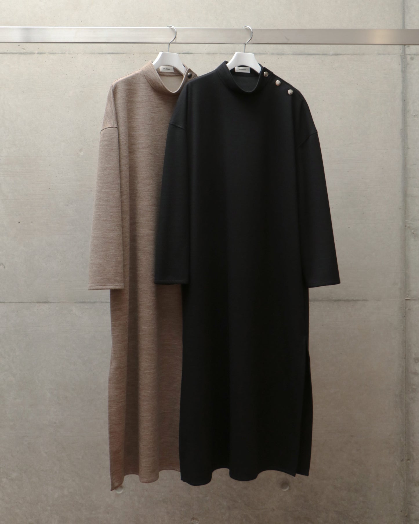 SIDE OPEN STANDCOLLAR DRESS