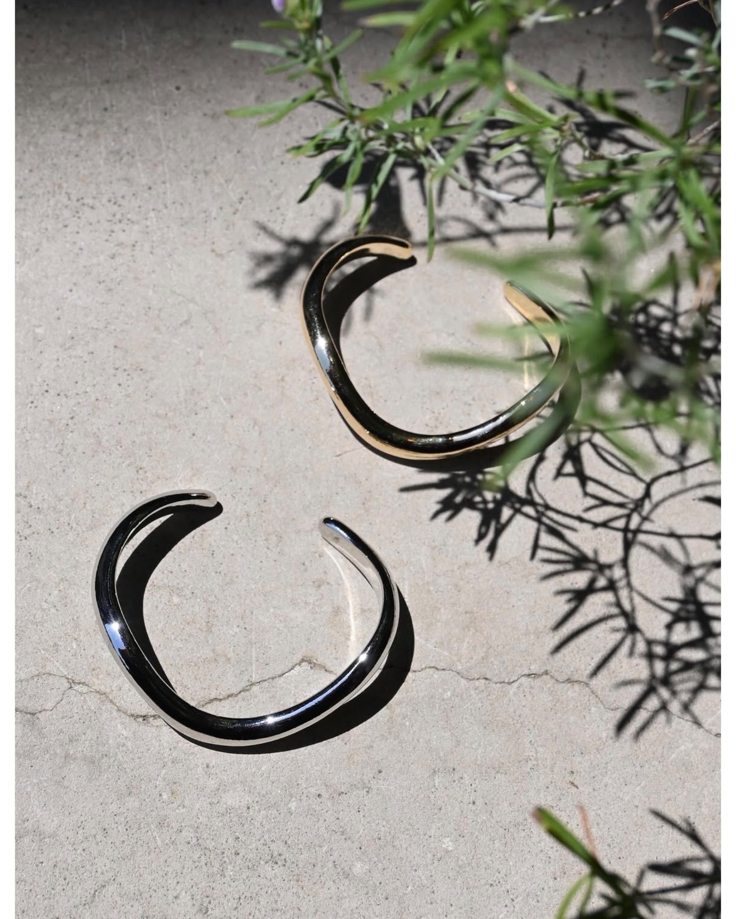 NUANCE WAVE BANGLE