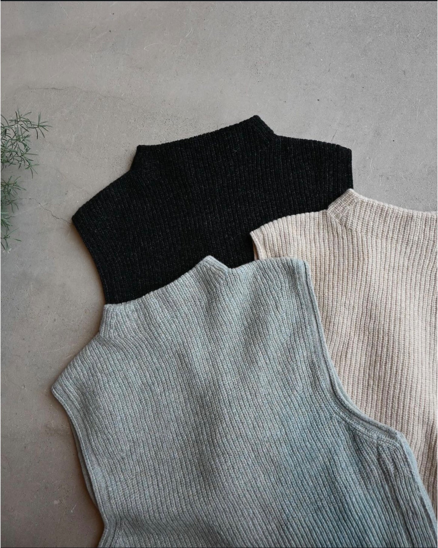 superfine lambs&chenille ribbed-knit bib