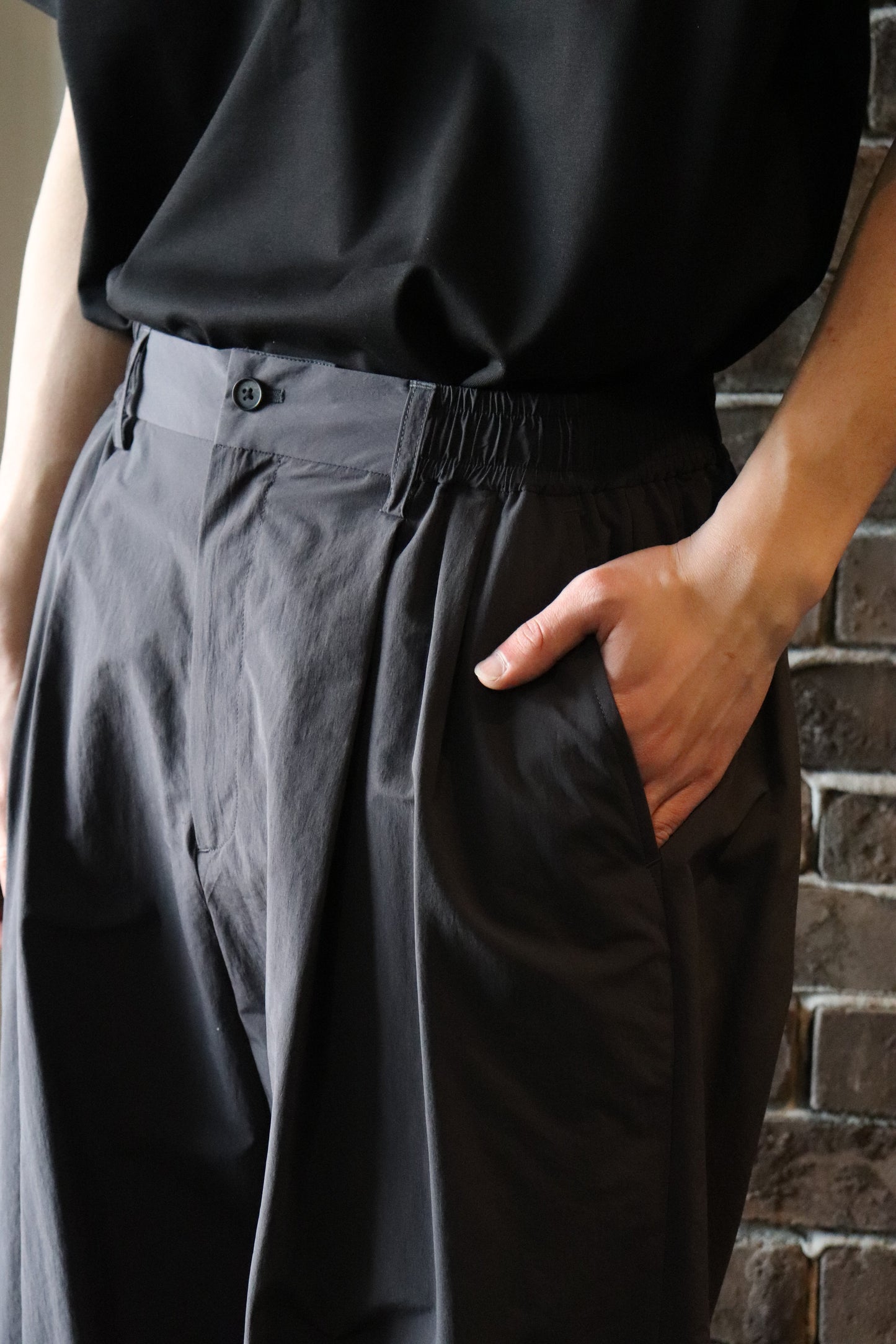 WINDPROOF NYLON WIDE EASY SHORT TROUSERS  D.GREY KHAKI